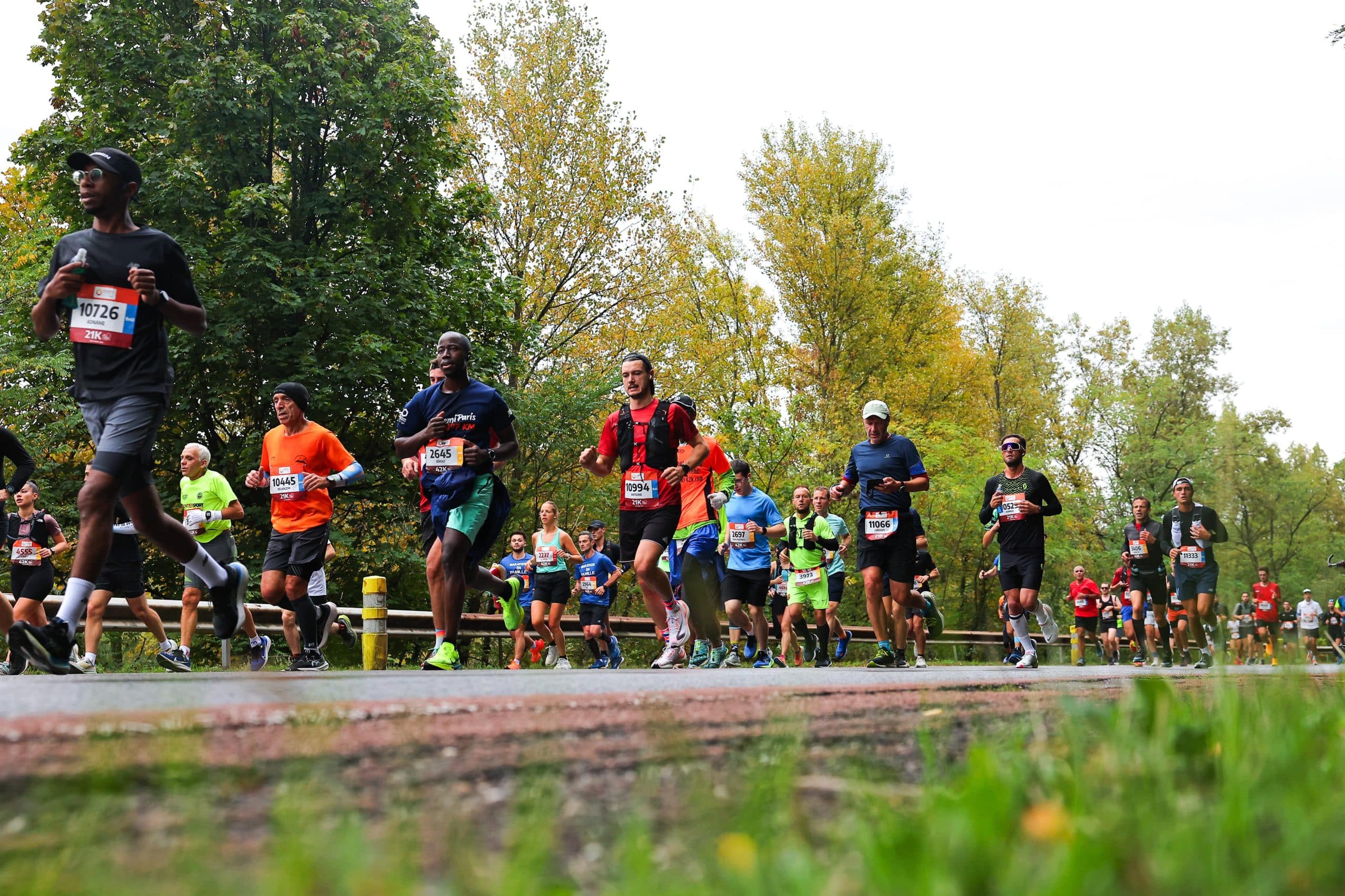 Dimanche 5 octobre, Lyon va battre au rythme des foulées de milliers de coureurs. L’événement majeur du calendrier running français Run In Lyon by Harmonie Mutuelle revient avec une édition record : 33 000 coureurs attendus sur la ligne de départ, répartis entre 3 distances : marathon, semi et 10 km. Une vague humaine impressionnante qui va transformer la capitale des Gaules en gigantesque terrain de jeu pour les passionnés de running.