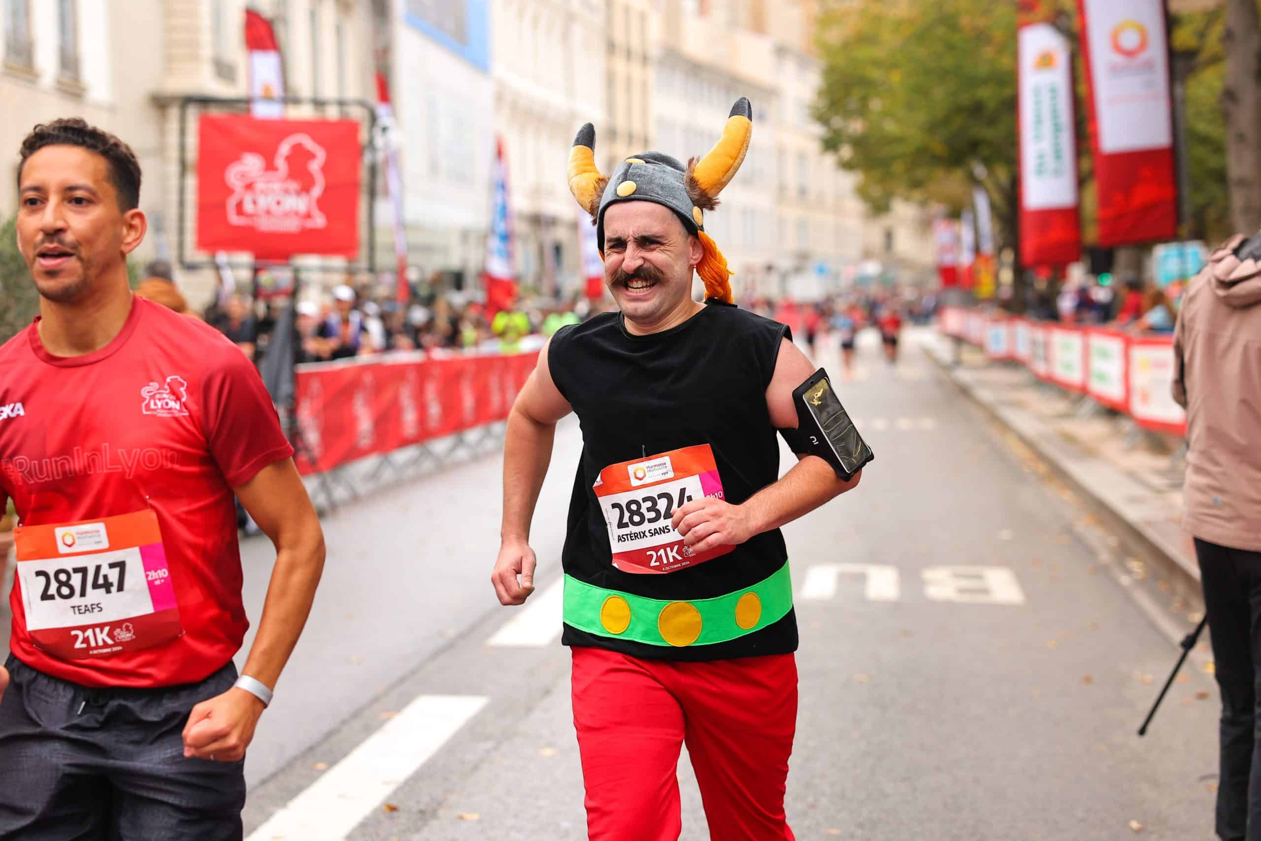 Dimanche 5 octobre, Lyon va battre au rythme des foulées de milliers de coureurs. L’événement majeur du calendrier running français Run In Lyon by Harmonie Mutuelle revient avec une édition record : 33 000 coureurs attendus sur la ligne de départ, répartis entre 3 distances : marathon, semi et 10 km. Une vague humaine impressionnante qui va transformer la capitale des Gaules en gigantesque terrain de jeu pour les passionnés de running.