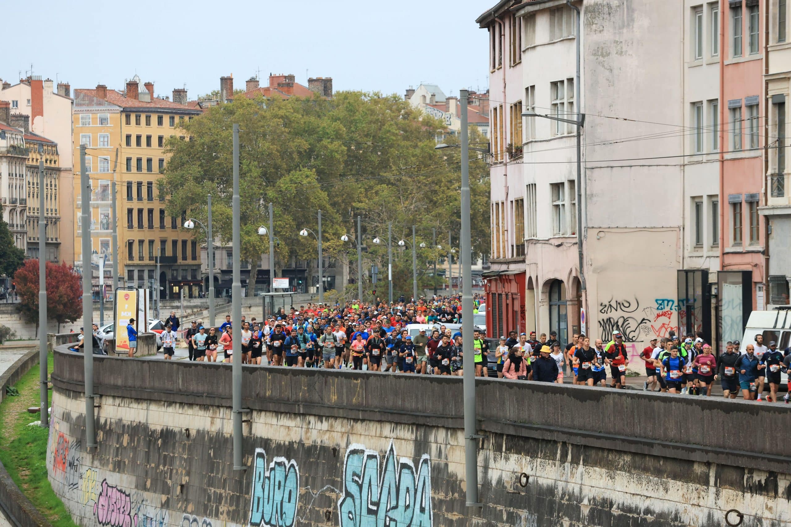 Dimanche 5 octobre, Lyon va battre au rythme des foulées de milliers de coureurs. L’événement majeur du calendrier running français Run In Lyon by Harmonie Mutuelle revient avec une édition record : 33 000 coureurs attendus sur la ligne de départ, répartis entre 3 distances : marathon, semi et 10 km. Une vague humaine impressionnante qui va transformer la capitale des Gaules en gigantesque terrain de jeu pour les passionnés de running.