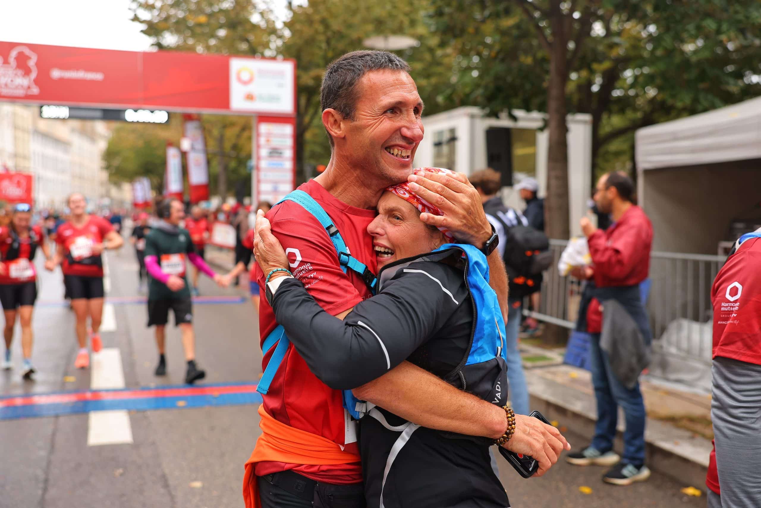Dimanche 5 octobre, Lyon va battre au rythme des foulées de milliers de coureurs. L’événement majeur du calendrier running français Run In Lyon by Harmonie Mutuelle revient avec une édition record : 33 000 coureurs attendus sur la ligne de départ, répartis entre 3 distances : marathon, semi et 10 km. Une vague humaine impressionnante qui va transformer la capitale des Gaules en gigantesque terrain de jeu pour les passionnés de running.