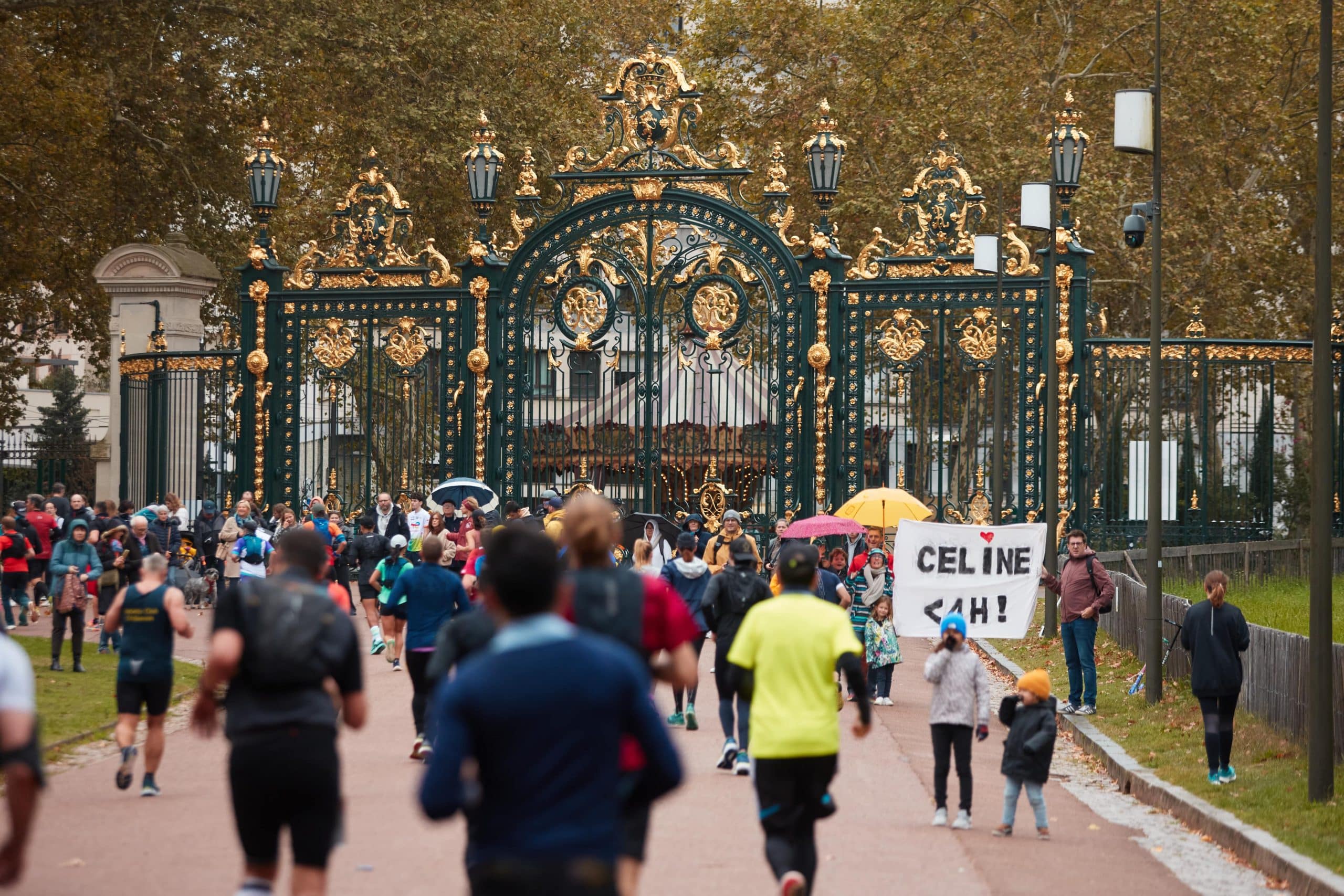 Dimanche 5 octobre, Lyon va battre au rythme des foulées de milliers de coureurs. L’événement majeur du calendrier running français Run In Lyon by Harmonie Mutuelle revient avec une édition record : 33 000 coureurs attendus sur la ligne de départ, répartis entre 3 distances : marathon, semi et 10 km. Une vague humaine impressionnante qui va transformer la capitale des Gaules en gigantesque terrain de jeu pour les passionnés de running.