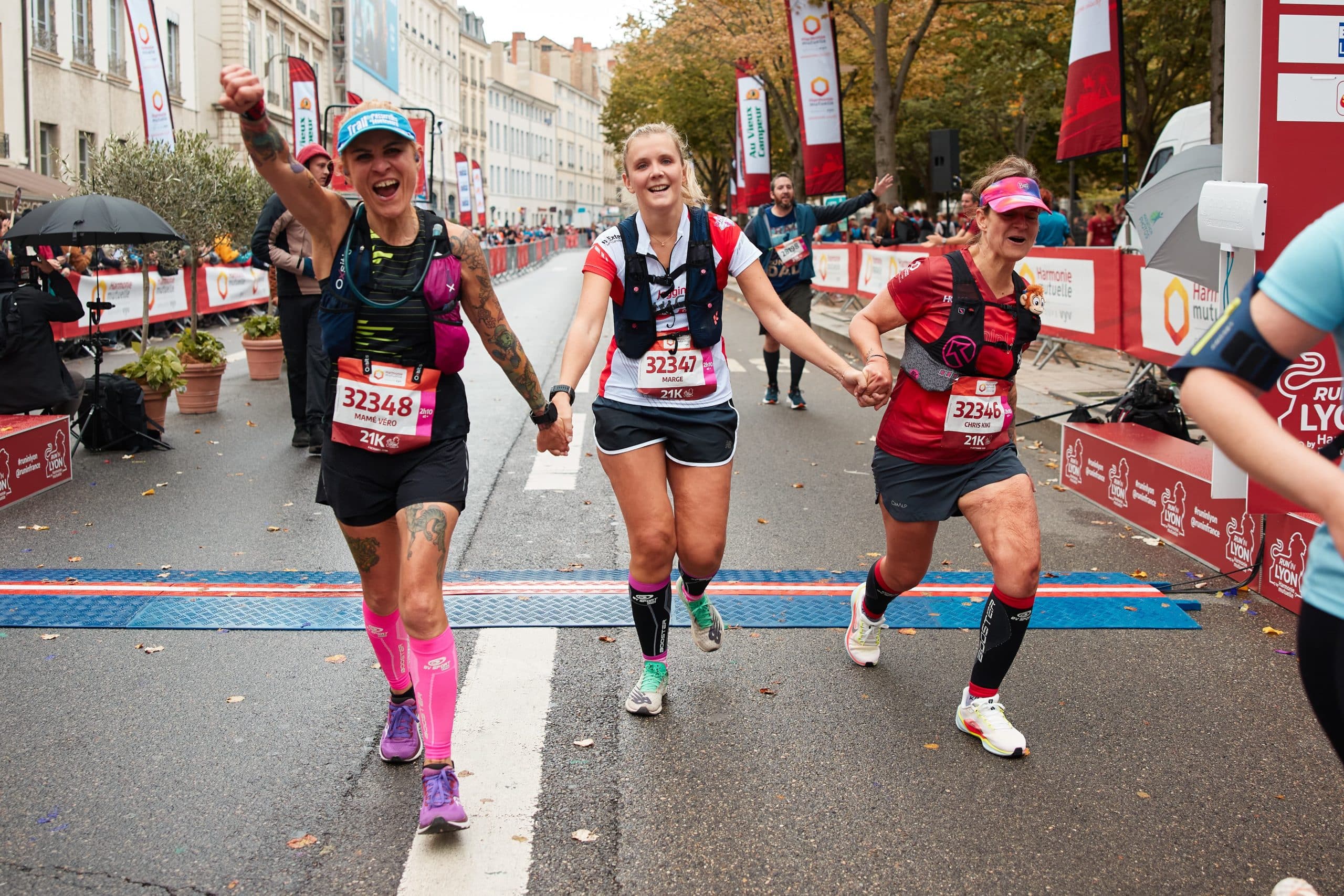 Dimanche 5 octobre, Lyon va battre au rythme des foulées de milliers de coureurs. L’événement majeur du calendrier running français Run In Lyon by Harmonie Mutuelle revient avec une édition record : 33 000 coureurs attendus sur la ligne de départ, répartis entre 3 distances : marathon, semi et 10 km. Une vague humaine impressionnante qui va transformer la capitale des Gaules en gigantesque terrain de jeu pour les passionnés de running.