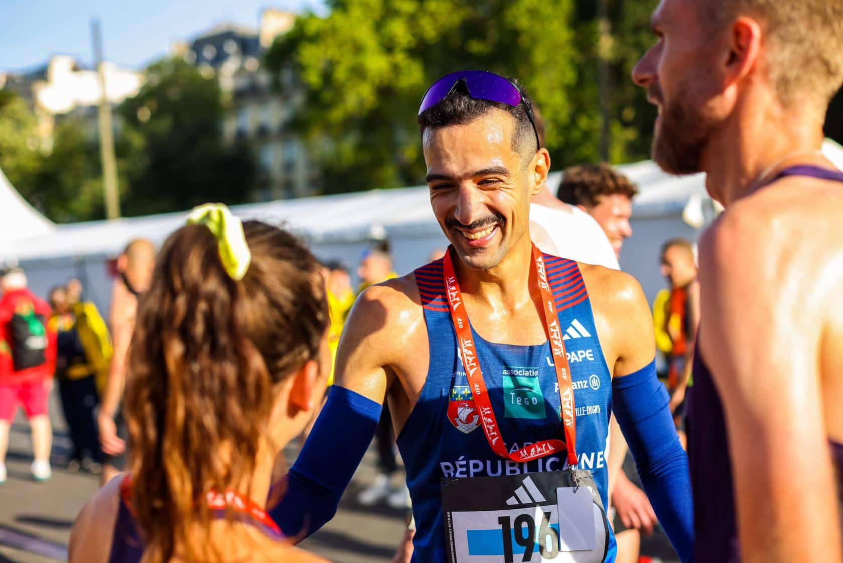 Suspendu 2 ans, Mehdi Frère signe un retour gagnant au 10 km de Paris (28'11) et vise déjà les JO 2028.