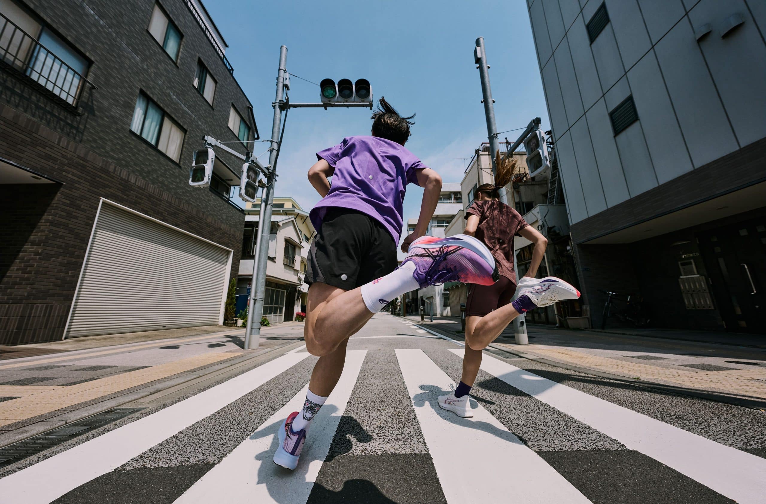 ASICS vient de dévoiler la collection TOKYO : une nouvelle gamme de chaussures qui transpire l’âme de la capitale japonaise, entre tradition millénaire et inspiration futuriste, entre temples paisibles et gratte-ciels illuminés. Nouvelles mousses plus dynamiques, coloris violets ultra-modernes et surtout, deux nouveaux modèles : la MEGABLAST™ et la SONICBLAST™. À un mois des Mondiaux d'Athlétisme, ce lancement confirme la place d’ASICS en tant qu’acteur majeur dans le running avec des produits toujours plus innovants qui répondent parfaitement aux besoins des coureurs. Pour les inciter à toujours être en mouvement.