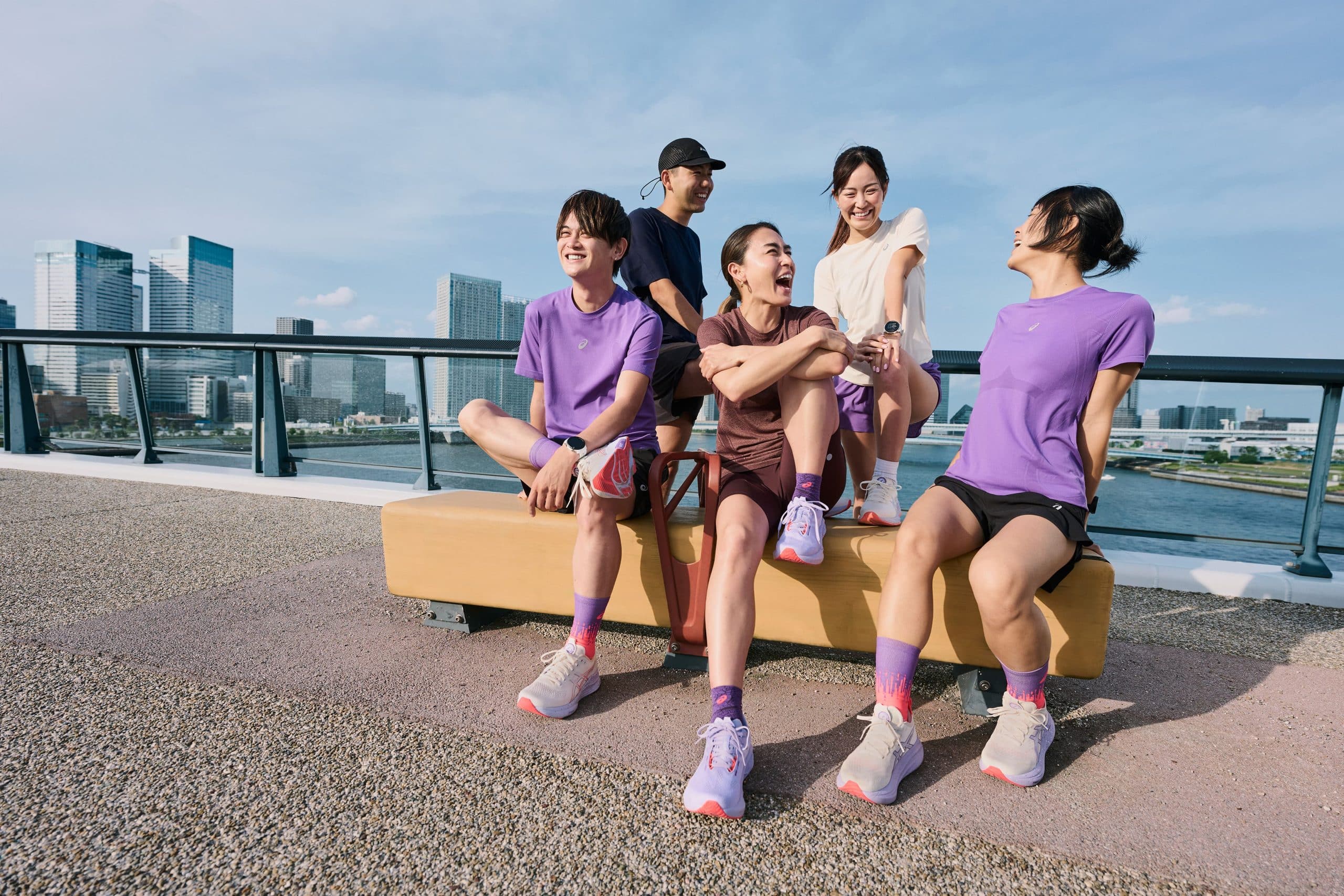 ASICS vient de dévoiler la collection TOKYO : une nouvelle gamme de chaussures qui transpire l’âme de la capitale japonaise, entre tradition millénaire et inspiration futuriste, entre temples paisibles et gratte-ciels illuminés. Nouvelles mousses plus dynamiques, coloris violets ultra-modernes et surtout, deux nouveaux modèles : la MEGABLAST™ et la SONICBLAST™. À un mois des Mondiaux d'Athlétisme, ce lancement confirme la place d’ASICS en tant qu’acteur majeur dans le running avec des produits toujours plus innovants qui répondent parfaitement aux besoins des coureurs. Pour les inciter à toujours être en mouvement.