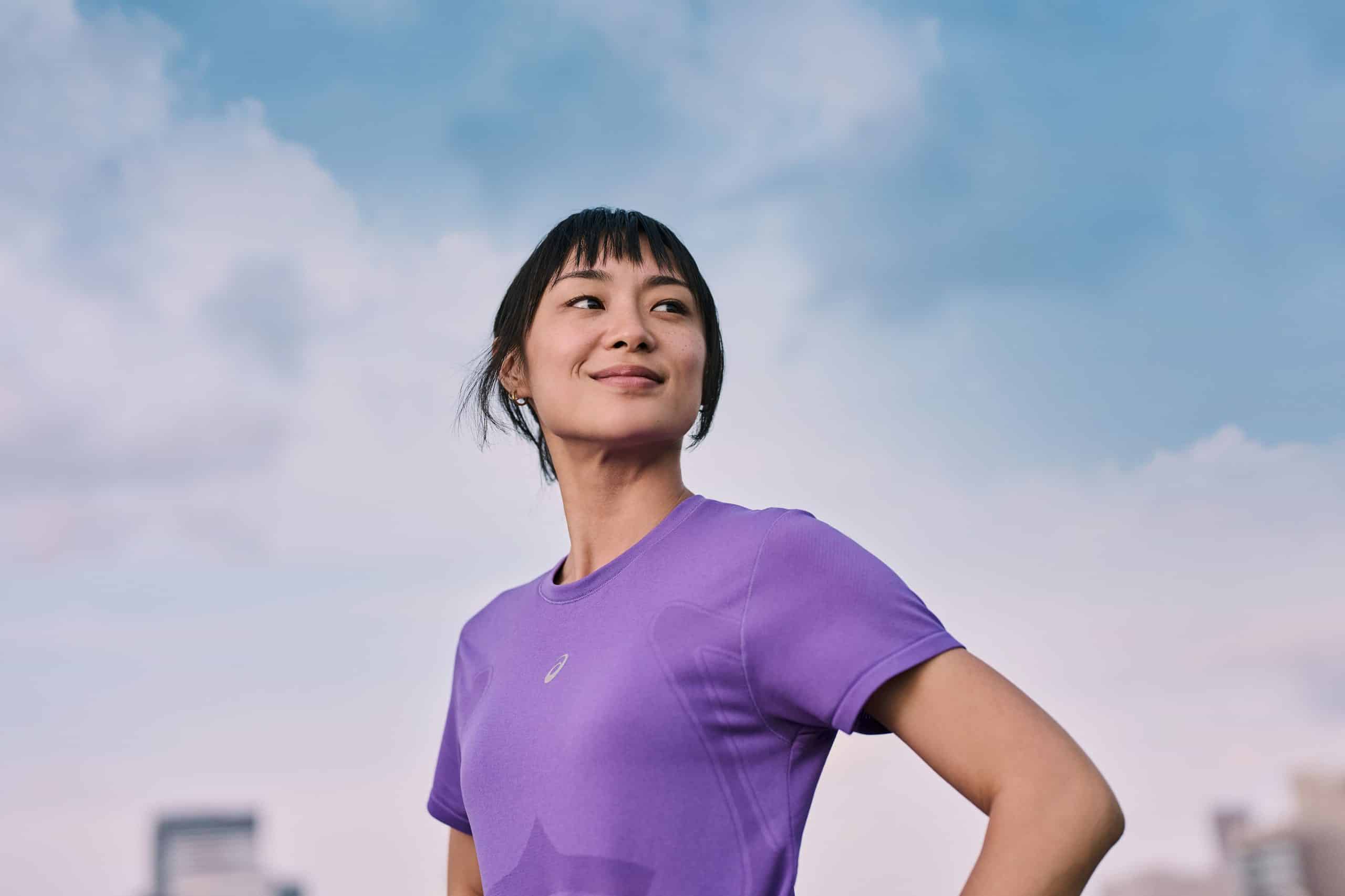 ASICS vient de dévoiler la collection TOKYO : une nouvelle gamme de chaussures qui transpire l’âme de la capitale japonaise, entre tradition millénaire et inspiration futuriste, entre temples paisibles et gratte-ciels illuminés. Nouvelles mousses plus dynamiques, coloris violets ultra-modernes et surtout, deux nouveaux modèles : la MEGABLAST™ et la SONICBLAST™. À un mois des Mondiaux d'Athlétisme, ce lancement confirme la place d’ASICS en tant qu’acteur majeur dans le running avec des produits toujours plus innovants qui répondent parfaitement aux besoins des coureurs. Pour les inciter à toujours être en mouvement.