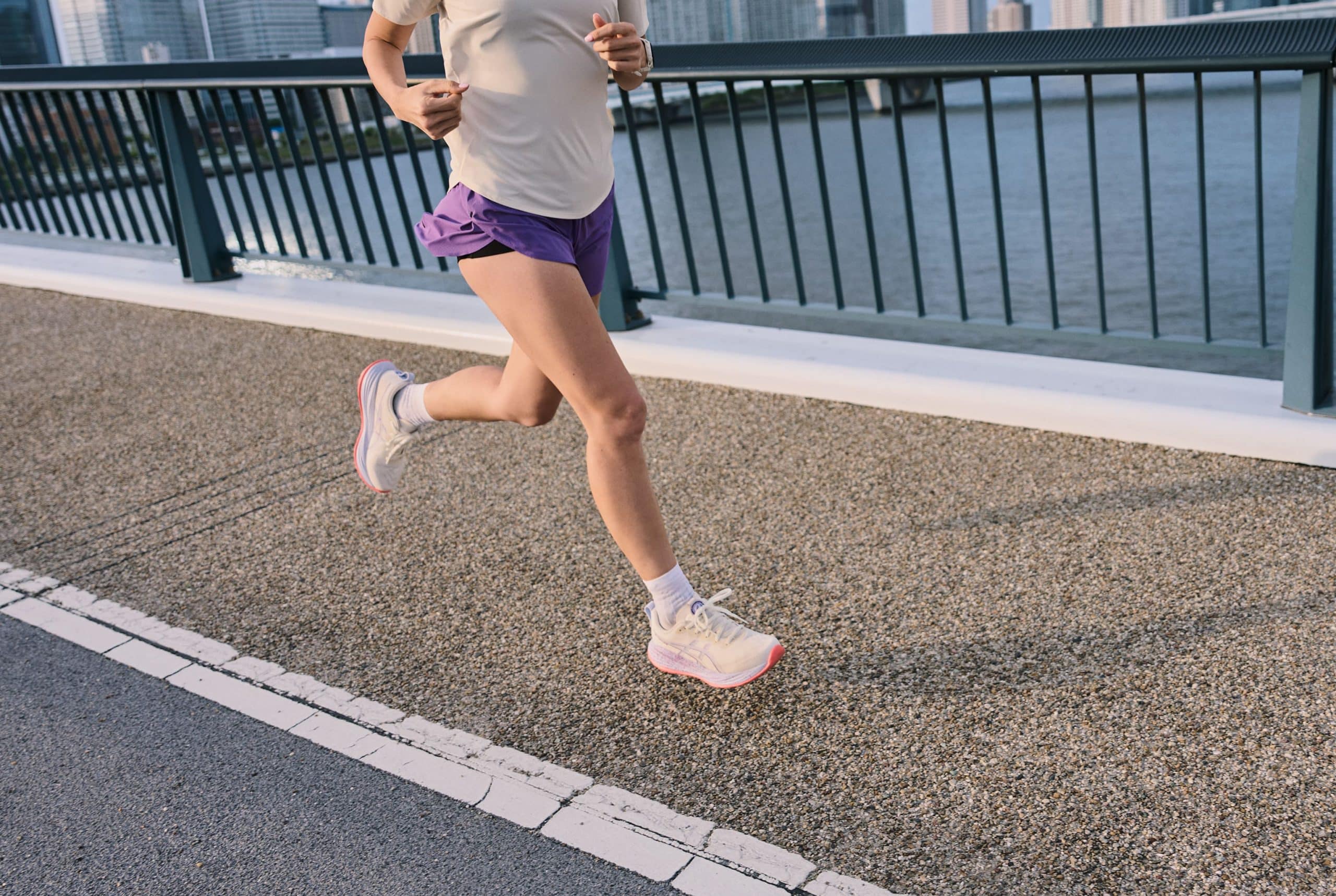 ASICS vient de dévoiler la collection TOKYO : une nouvelle gamme de chaussures qui transpire l’âme de la capitale japonaise, entre tradition millénaire et inspiration futuriste, entre temples paisibles et gratte-ciels illuminés. Nouvelles mousses plus dynamiques, coloris violets ultra-modernes et surtout, deux nouveaux modèles : la MEGABLAST™ et la SONICBLAST™. À un mois des Mondiaux d'Athlétisme, ce lancement confirme la place d’ASICS en tant qu’acteur majeur dans le running avec des produits toujours plus innovants qui répondent parfaitement aux besoins des coureurs. Pour les inciter à toujours être en mouvement.