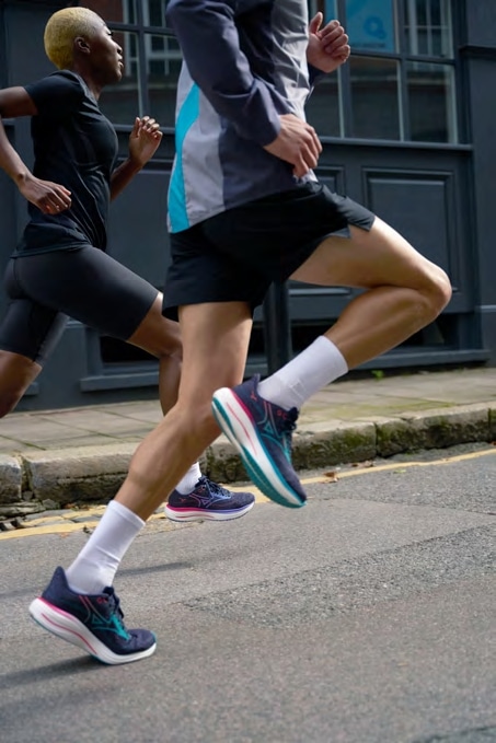 Modèle emblématique de la marque japonaise depuis 1997, la Mizuno Wave Rider revient dans une 29e version, toujours fidèle à son ADN mais avec des évolutions qui la propulsent à un nouveau niveau de performance. Cette nouvelle édition mise sur plus de confort, une meilleure réactivité, et une construction pensée pour les coureurs réguliers à la recherche d’un modèle fiable, polyvalent et durable. La Wave Rider 29 reste une valeur sûre pour les runneuses et runners de tous niveaux, du débutant ambitieux au marathonien confirmé.