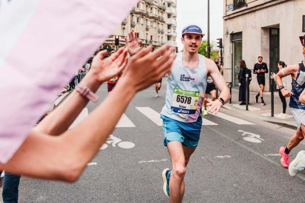 Campus, la célèbre application de coaching, a récemment publié la deuxième édition de sa grande enquête sur le running. L’occasion d’en savoir plus sur les tendances du running en 2025, une activité en plein boom. Allure moyenne, distance parcourue, volume d’entraînement, course préférée... Tour d’horizon des habitudes qui façonnent la pratique de la course à pied en France.