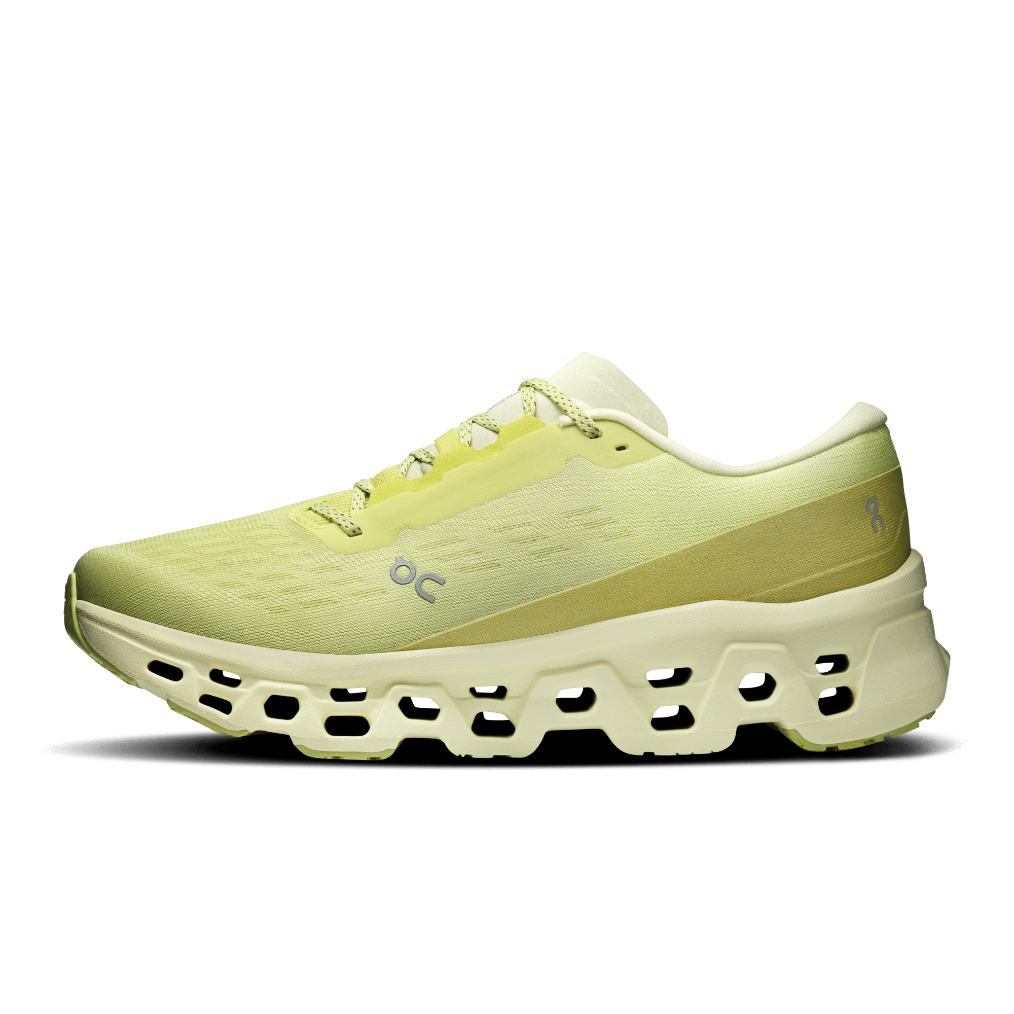 On dévoile la Cloudmonster 3 et décline sa franchise phare en trois versions : Cloudmonster 3, Hyper et LightSpray Hyper. Plus de rebond, plus d’efficacité et une vraie différenciation d’usage pour les runners en quête d’une daily trainer dynamique ou d’une super trainer ambitieuse.