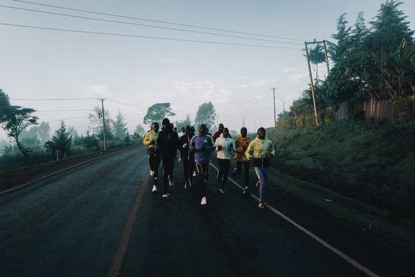Découvrez qui est Sabastian Sawe, le premier homme à courir un marathon officiel sous les 2 heures. Enfance au Kenya, famille, foi, entraînement, personnalité et ascension fulgurante du nouveau prodige du marathon mondial.