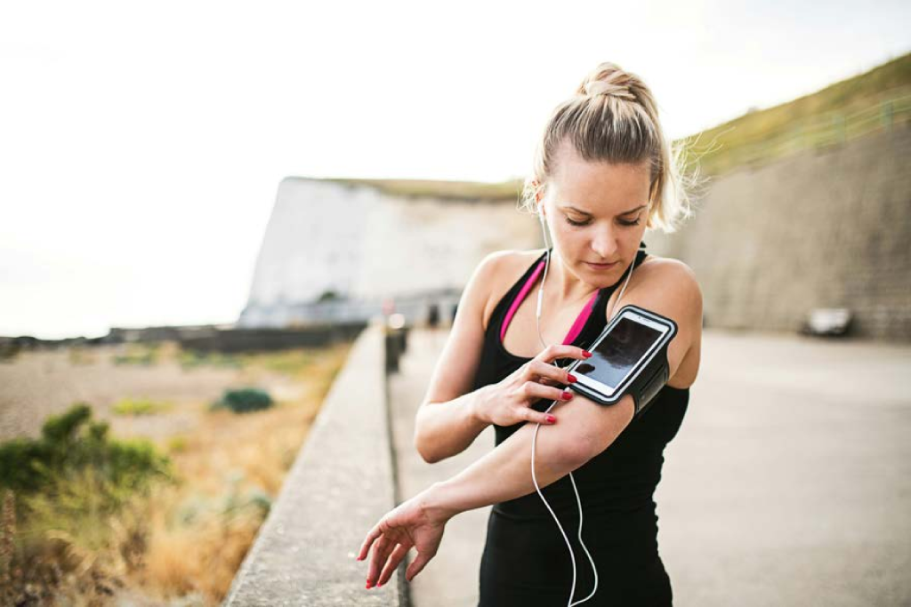 Campus, la célèbre application de coaching, a récemment publié la deuxième édition de sa grande enquête sur le running. L’occasion d’en savoir plus sur les tendances du running en 2025, une activité en plein boom. Allure moyenne, distance parcourue, volume d’entraînement, course préférée... Tour d’horizon des habitudes qui façonnent la pratique de la course à pied en France.