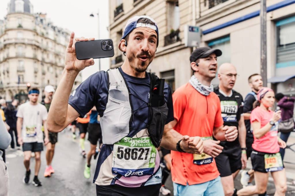 Campus, la célèbre application de coaching, a récemment publié la deuxième édition de sa grande enquête sur le running. L’occasion d’en savoir plus sur les tendances du running en 2025, une activité en plein boom. Allure moyenne, distance parcourue, volume d’entraînement, course préférée... Tour d’horizon des habitudes qui façonnent la pratique de la course à pied en France.