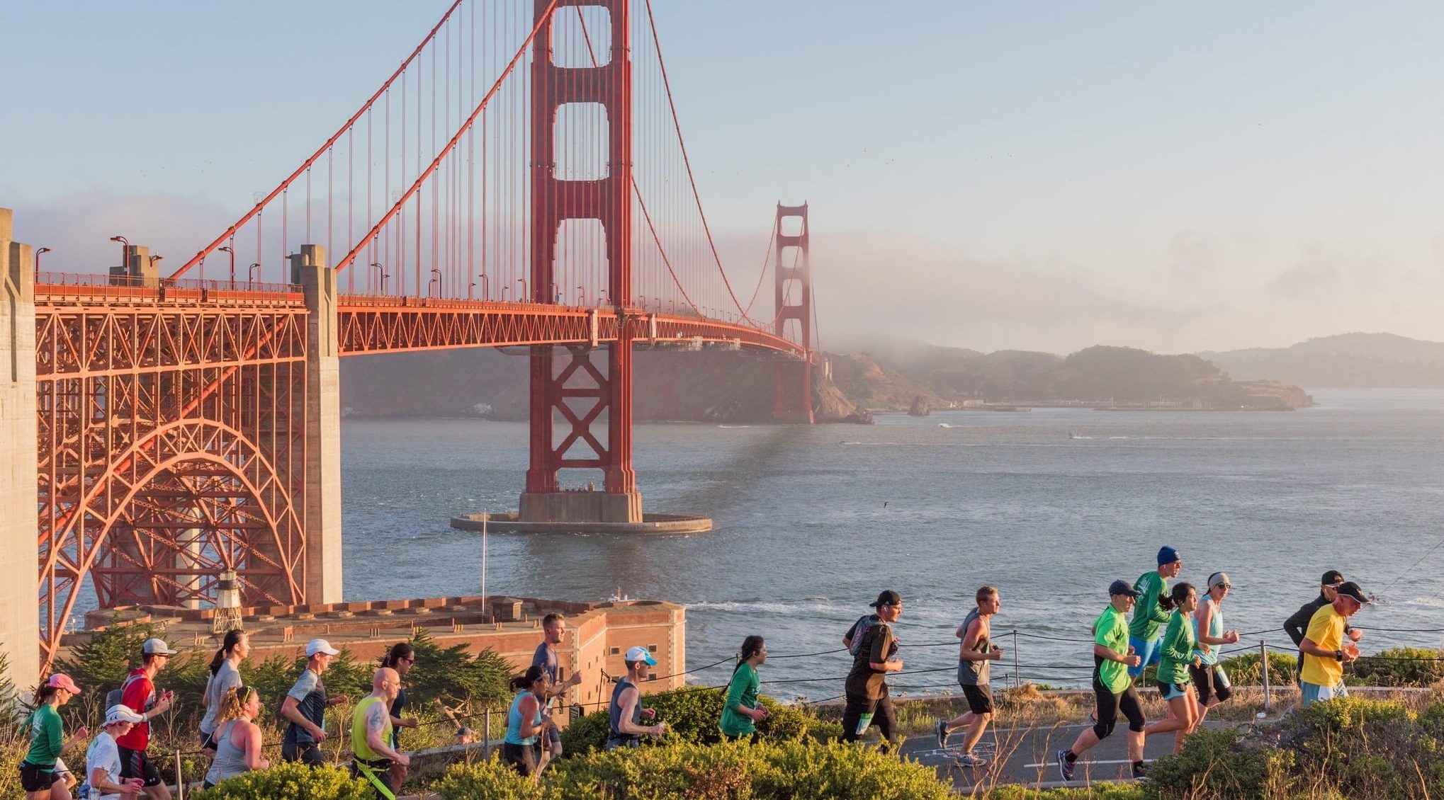 Ce dimanche 27 juillet, San Francisco s'apprête à vivre au rythme de son emblématique marathon. Près de 30 000 coureurs sont attendus pour arpenter les rues de la mythique cité californienne, au cœur du nord-ouest des États-Unis. Avec en point d’orgue la traversée spectaculaire du Golden Gate Bridge et un parcours aussi exigeant que grandiose, le Marathon de San Francisco promet une expérience inoubliable, entre défi sportif et paysages à couper le souffle.