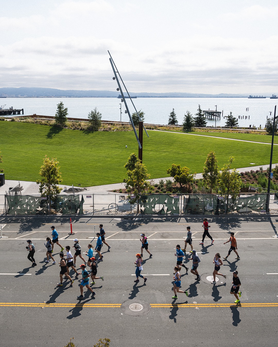 Ce dimanche 27 juillet, San Francisco s'apprête à vivre au rythme de son emblématique marathon. Près de 30 000 coureurs sont attendus pour arpenter les rues de la mythique cité californienne, au cœur du nord-ouest des États-Unis. Avec en point d’orgue la traversée spectaculaire du Golden Gate Bridge et un parcours aussi exigeant que grandiose, le Marathon de San Francisco promet une expérience inoubliable, entre défi sportif et paysages à couper le souffle.