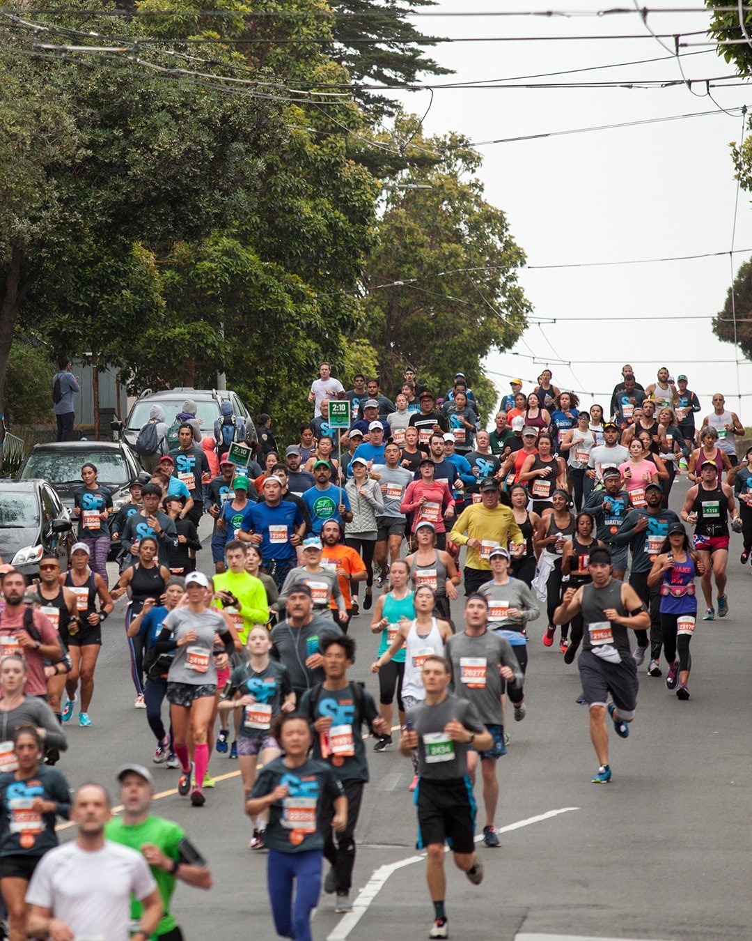 Ce dimanche 27 juillet, San Francisco s'apprête à vivre au rythme de son emblématique marathon. Près de 30 000 coureurs sont attendus pour arpenter les rues de la mythique cité californienne, au cœur du nord-ouest des États-Unis. Avec en point d’orgue la traversée spectaculaire du Golden Gate Bridge et un parcours aussi exigeant que grandiose, le Marathon de San Francisco promet une expérience inoubliable, entre défi sportif et paysages à couper le souffle.