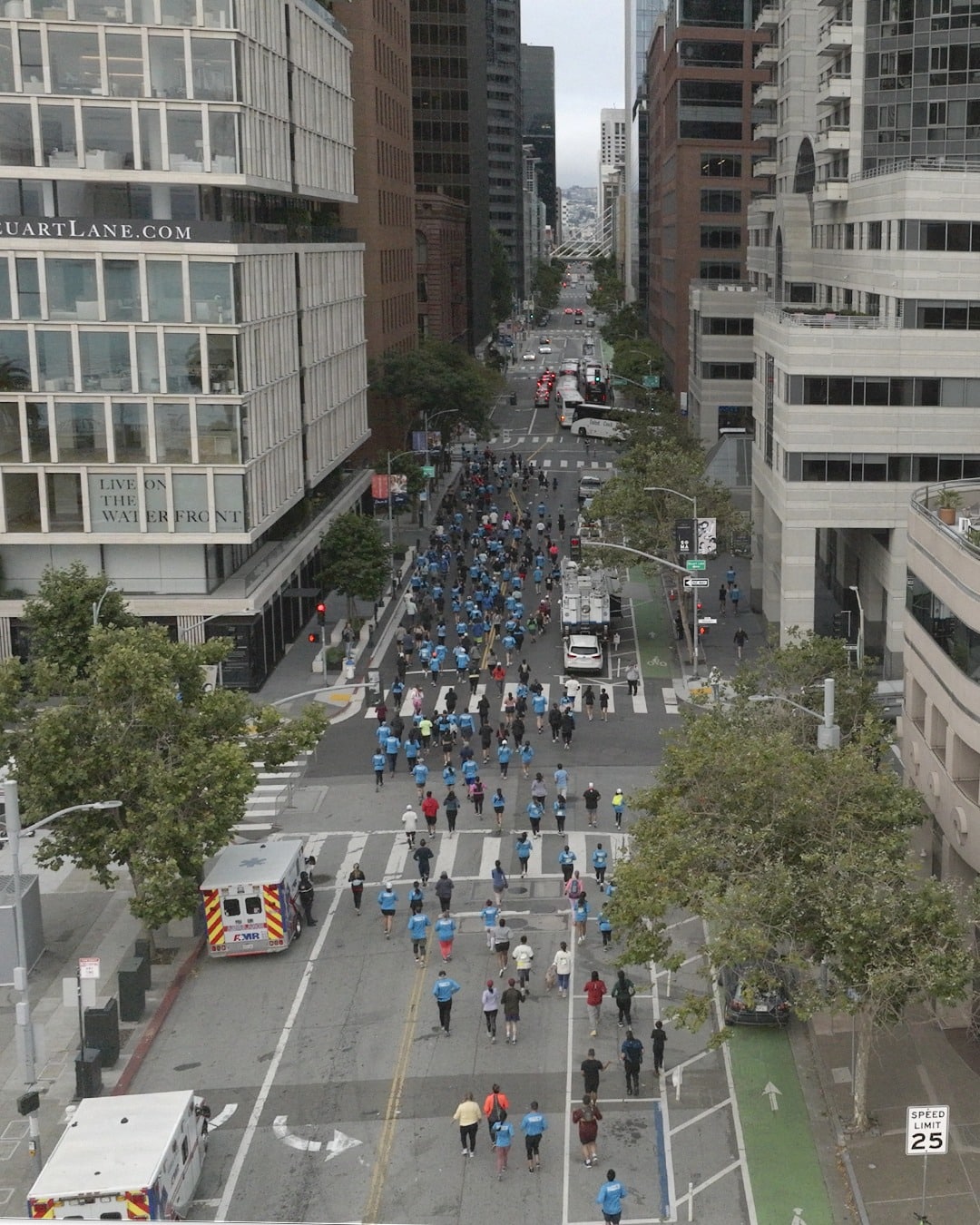 Ce dimanche 27 juillet, San Francisco s'apprête à vivre au rythme de son emblématique marathon. Près de 30 000 coureurs sont attendus pour arpenter les rues de la mythique cité californienne, au cœur du nord-ouest des États-Unis. Avec en point d’orgue la traversée spectaculaire du Golden Gate Bridge et un parcours aussi exigeant que grandiose, le Marathon de San Francisco promet une expérience inoubliable, entre défi sportif et paysages à couper le souffle.