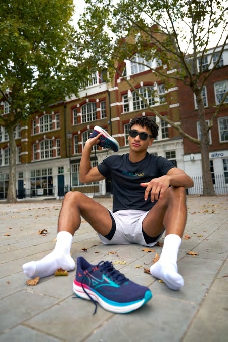 Modèle emblématique de la marque japonaise depuis 1997, la Mizuno Wave Rider revient dans une 29e version, toujours fidèle à son ADN mais avec des évolutions qui la propulsent à un nouveau niveau de performance. Cette nouvelle édition mise sur plus de confort, une meilleure réactivité, et une construction pensée pour les coureurs réguliers à la recherche d’un modèle fiable, polyvalent et durable. La Wave Rider 29 reste une valeur sûre pour les runneuses et runners de tous niveaux, du débutant ambitieux au marathonien confirmé.