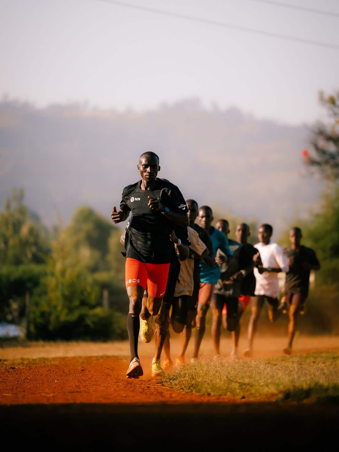 Depuis le début des années 2000, une troisième nation toque régulièrement à la porte derrière le Kenya et l’Ethiopie. Dans le sillage de Joshua Cheptegei et Jacob Kiplimo, deux champions de classe mondiale, c’est tout un pays qui se lève. Décidément, l’Afrique de l’est et ses haut plateaux est plus que jamais le cœur battant du running actuel…