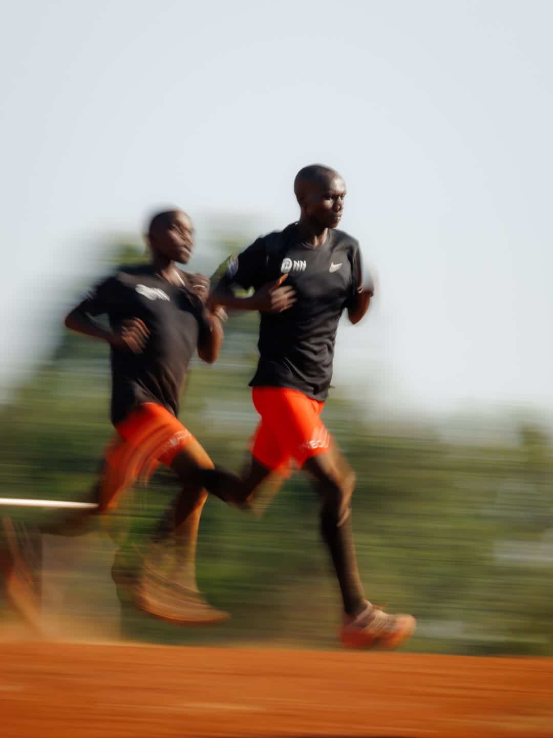 Depuis le début des années 2000, une troisième nation toque régulièrement à la porte derrière le Kenya et l’Ethiopie. Dans le sillage de Joshua Cheptegei et Jacob Kiplimo, deux champions de classe mondiale, c’est tout un pays qui se lève. Décidément, l’Afrique de l’est et ses haut plateaux est plus que jamais le cœur battant du running actuel…