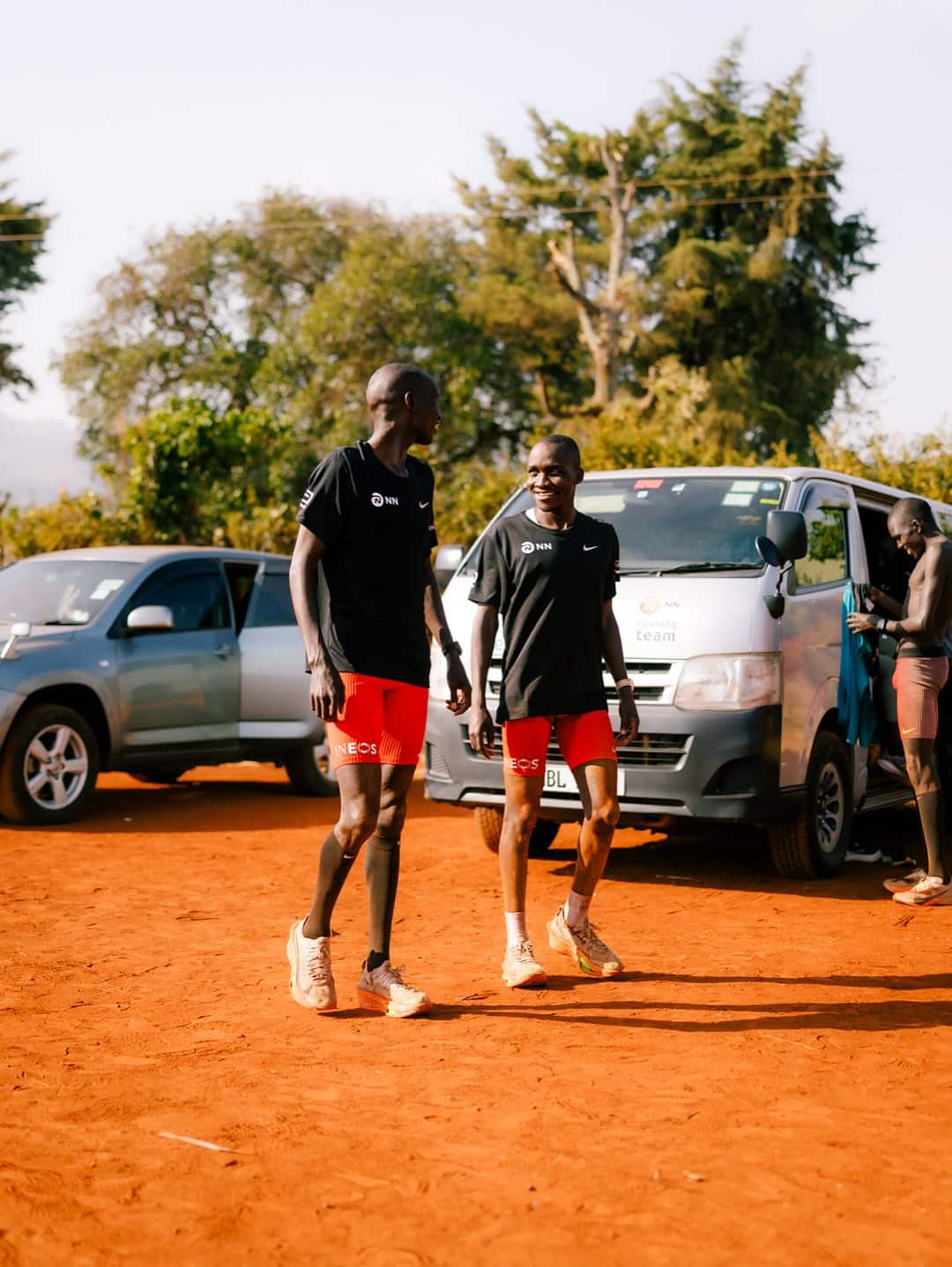 Depuis le début des années 2000, une troisième nation toque régulièrement à la porte derrière le Kenya et l’Ethiopie. Dans le sillage de Joshua Cheptegei et Jacob Kiplimo, deux champions de classe mondiale, c’est tout un pays qui se lève. Décidément, l’Afrique de l’est et ses haut plateaux est plus que jamais le cœur battant du running actuel…