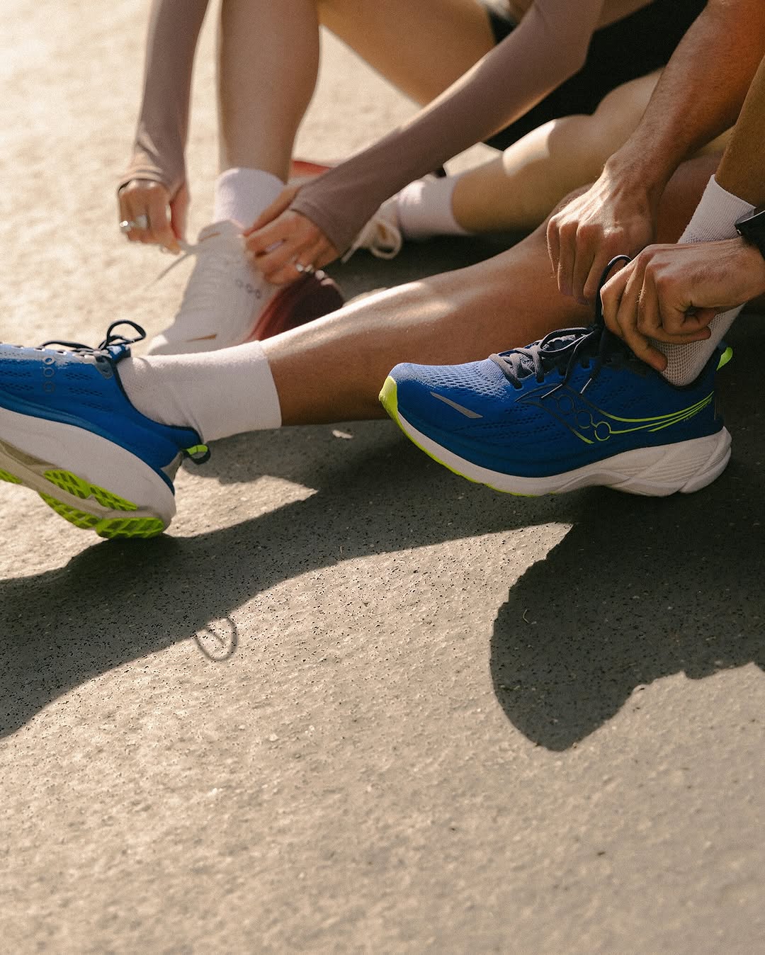 Saucony signe son grand retour sur le marché des chaussures de stabilité avec la nouvelle Hurricane 25. L'objectif est clair : offrir aux coureurs un confort maximal et une stabilité sans faille, kilomètre après kilomètre, sans pour autant sacrifier le dynamisme. Pensée pour les entraînements quotidiens, cette version revisite entièrement la formule du modèle iconique, en intégrant les dernières innovations de la marque américaine qui s'impose désormais comme un acteur majeur dans le paysage du running.