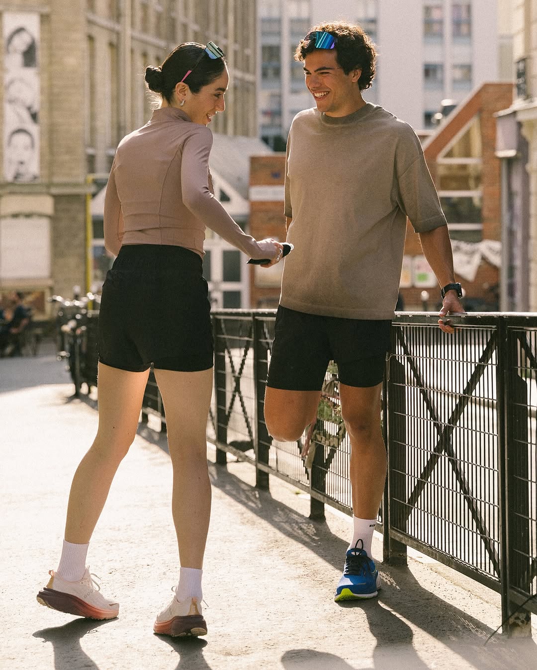 Saucony signe son grand retour sur le marché des chaussures de stabilité avec la nouvelle Hurricane 25. L'objectif est clair : offrir aux coureurs un confort maximal et une stabilité sans faille, kilomètre après kilomètre, sans pour autant sacrifier le dynamisme. Pensée pour les entraînements quotidiens, cette version revisite entièrement la formule du modèle iconique, en intégrant les dernières innovations de la marque américaine qui s'impose désormais comme un acteur majeur dans le paysage du running.