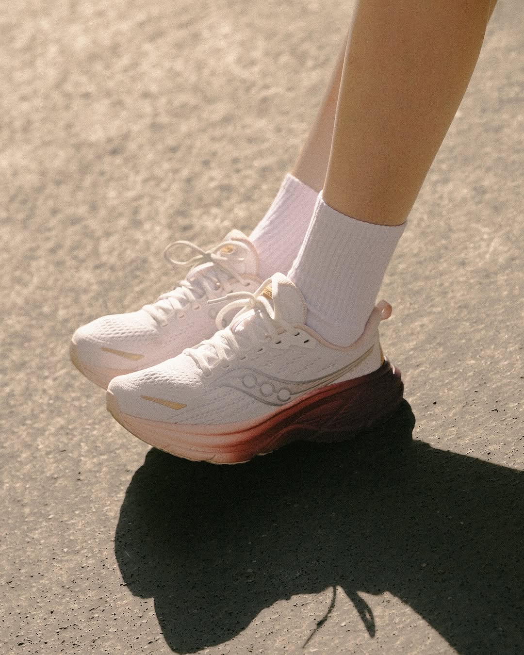 Saucony signe son grand retour sur le marché des chaussures de stabilité avec la nouvelle Hurricane 25. L'objectif est clair : offrir aux coureurs un confort maximal et une stabilité sans faille, kilomètre après kilomètre, sans pour autant sacrifier le dynamisme. Pensée pour les entraînements quotidiens, cette version revisite entièrement la formule du modèle iconique, en intégrant les dernières innovations de la marque américaine qui s'impose désormais comme un acteur majeur dans le paysage du running.