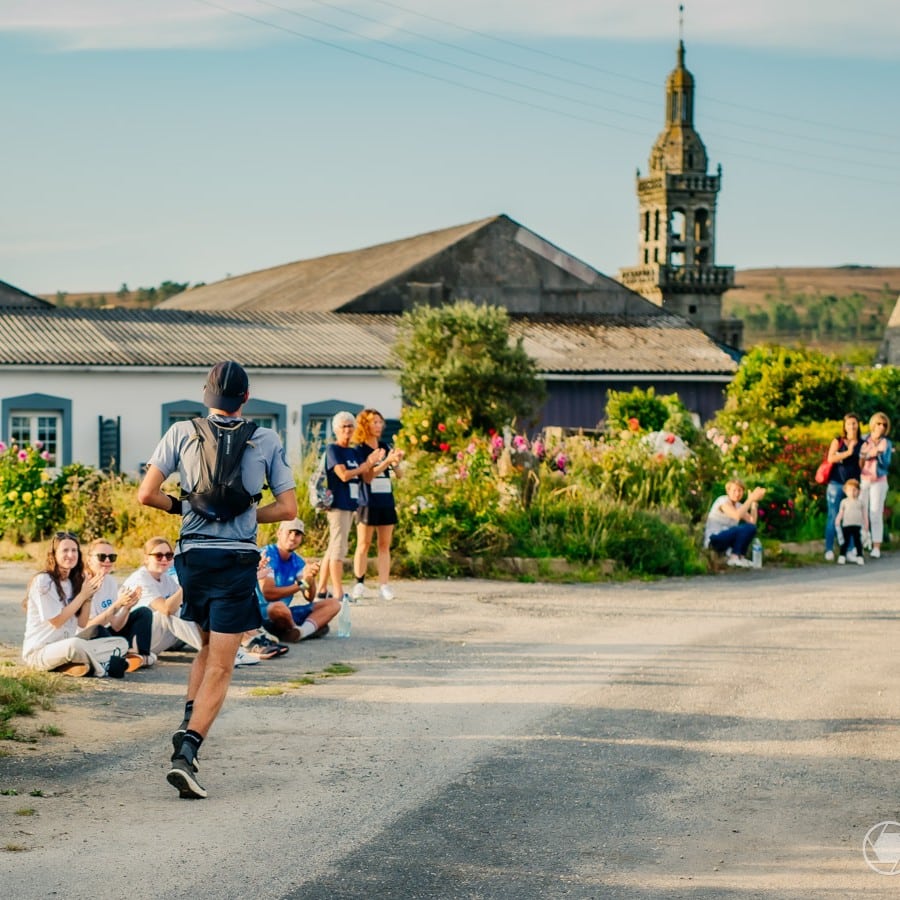 Il fallait bien une course pour rendre hommage à la beauté brute des falaises bretonnes et à la générosité d’un bon ravito pain-beurre salé. C’est désormais chose faite avec le Semi-Marathon du Finistère, une toute nouvelle épreuve qui s’élancera pour la première fois le 22 février 2026, au cœur de la majestueuse presqu’île de Crozon. Un événement qui sent bon l’iode, le granit… et l’envie de se dépasser dans un décor inoubliable.