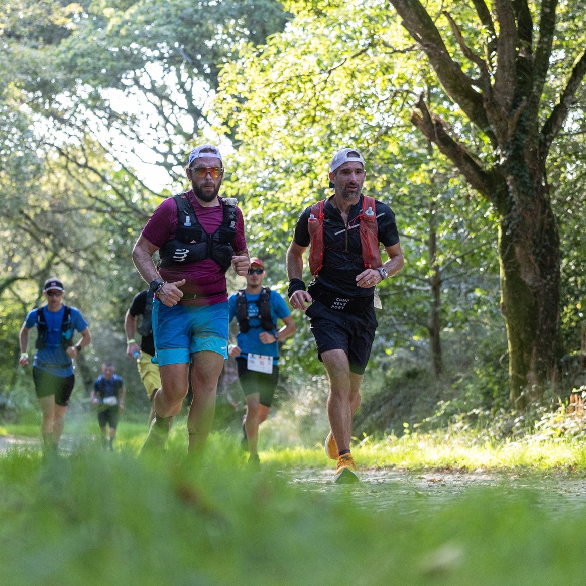 Il fallait bien une course pour rendre hommage à la beauté brute des falaises bretonnes et à la générosité d’un bon ravito pain-beurre salé. C’est désormais chose faite avec le Semi-Marathon du Finistère, une toute nouvelle épreuve qui s’élancera pour la première fois le 22 février 2026, au cœur de la majestueuse presqu’île de Crozon. Un événement qui sent bon l’iode, le granit… et l’envie de se dépasser dans un décor inoubliable.