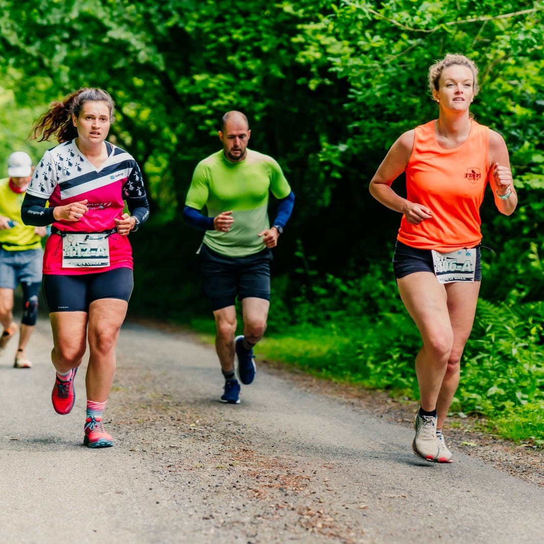 Il fallait bien une course pour rendre hommage à la beauté brute des falaises bretonnes et à la générosité d’un bon ravito pain-beurre salé. C’est désormais chose faite avec le Semi-Marathon du Finistère, une toute nouvelle épreuve qui s’élancera pour la première fois le 22 février 2026, au cœur de la majestueuse presqu’île de Crozon. Un événement qui sent bon l’iode, le granit… et l’envie de se dépasser dans un décor inoubliable.