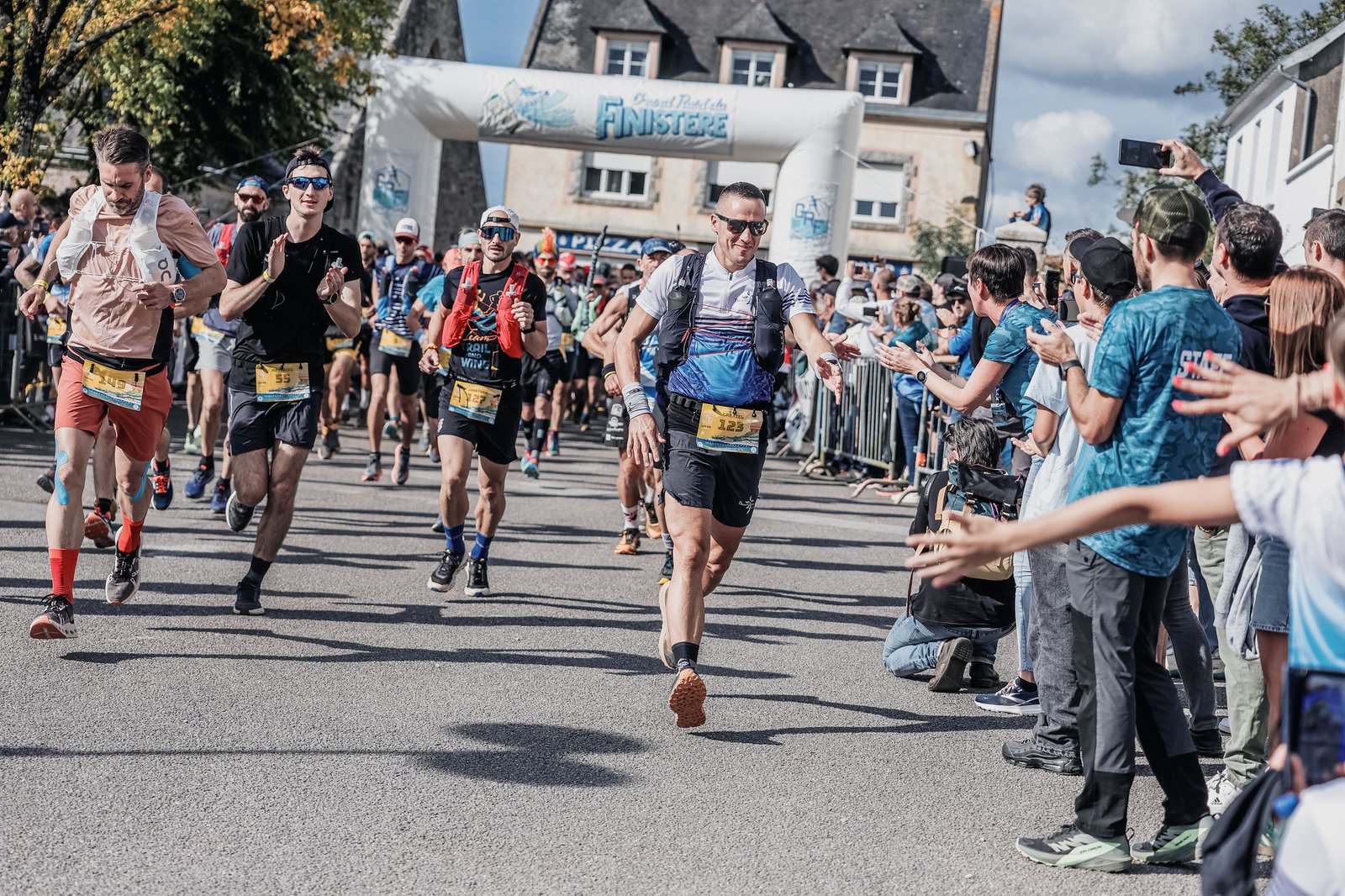 Il fallait bien une course pour rendre hommage à la beauté brute des falaises bretonnes et à la générosité d’un bon ravito pain-beurre salé. C’est désormais chose faite avec le Semi-Marathon du Finistère, une toute nouvelle épreuve qui s’élancera pour la première fois le 22 février 2026, au cœur de la majestueuse presqu’île de Crozon. Un événement qui sent bon l’iode, le granit… et l’envie de se dépasser dans un décor inoubliable.