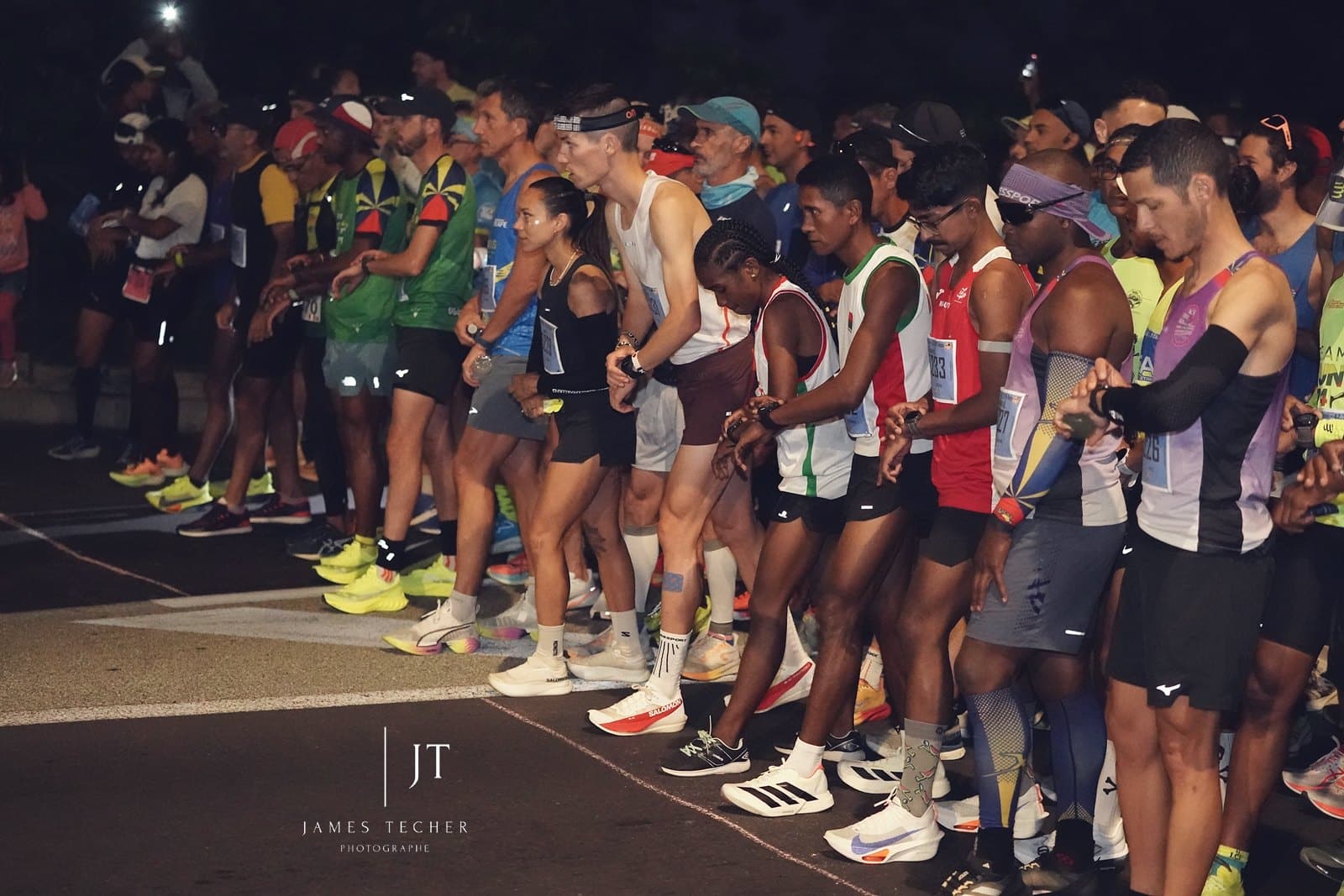 Ce dimanche 10 août 2025, l’île de La Réunion s’est réveillée au au rythme des coureurs. Au petit matin, plusieurs centaines de coureurs ont pris le départ du Marathon de la Corniche dans un décor spectaculaire le long de l’océan indien. Parmi les participants, deux athlètes bien connus du running français avaient fait le déplacement : Anaïs Quemener et Guillaume Ruel. Et ils n’ont pas fait le voyage pour rien, puisqu’ils ont tous les deux décroché la victoire, en 2h51’34 pour Anaïs et 2h24’38 pour Guillaume. Cette édition a offert un beau spectacle marqué par la performance, le partage et surtout, un cadre à couper le souffle.