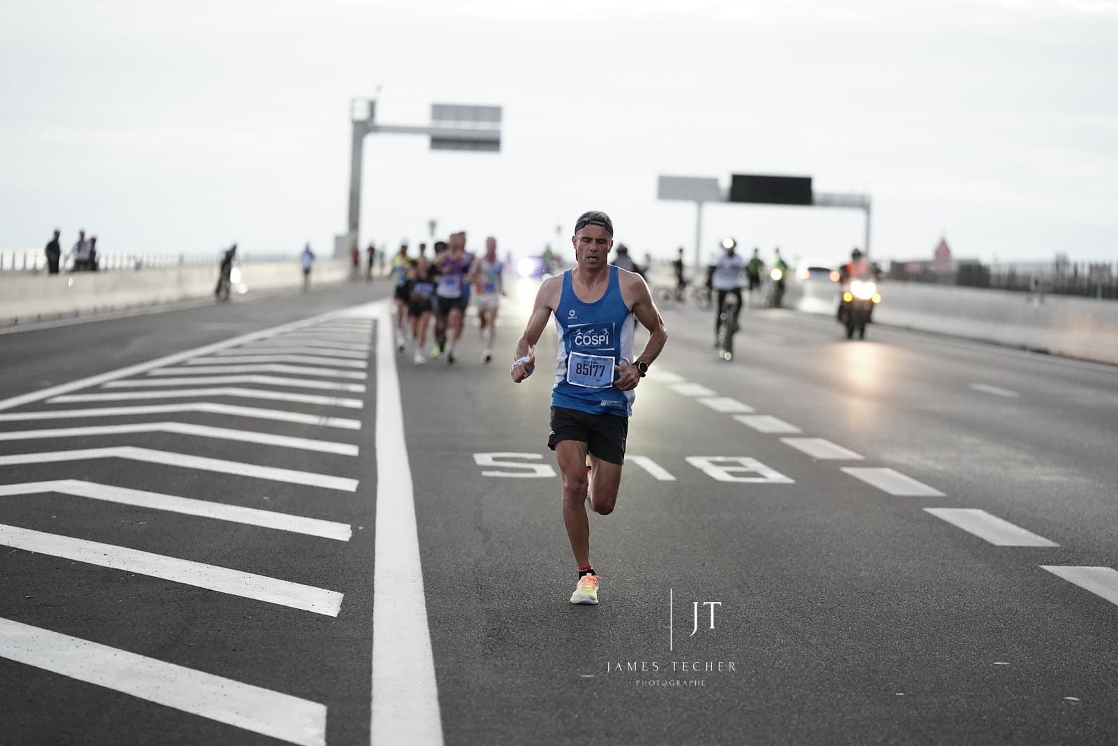 Ce dimanche 10 août 2025, l’île de La Réunion s’est réveillée au au rythme des coureurs. Au petit matin, plusieurs centaines de coureurs ont pris le départ du Marathon de la Corniche dans un décor spectaculaire le long de l’océan indien. Parmi les participants, deux athlètes bien connus du running français avaient fait le déplacement : Anaïs Quemener et Guillaume Ruel. Et ils n’ont pas fait le voyage pour rien, puisqu’ils ont tous les deux décroché la victoire, en 2h51’34 pour Anaïs et 2h24’38 pour Guillaume. Cette édition a offert un beau spectacle marqué par la performance, le partage et surtout, un cadre à couper le souffle.