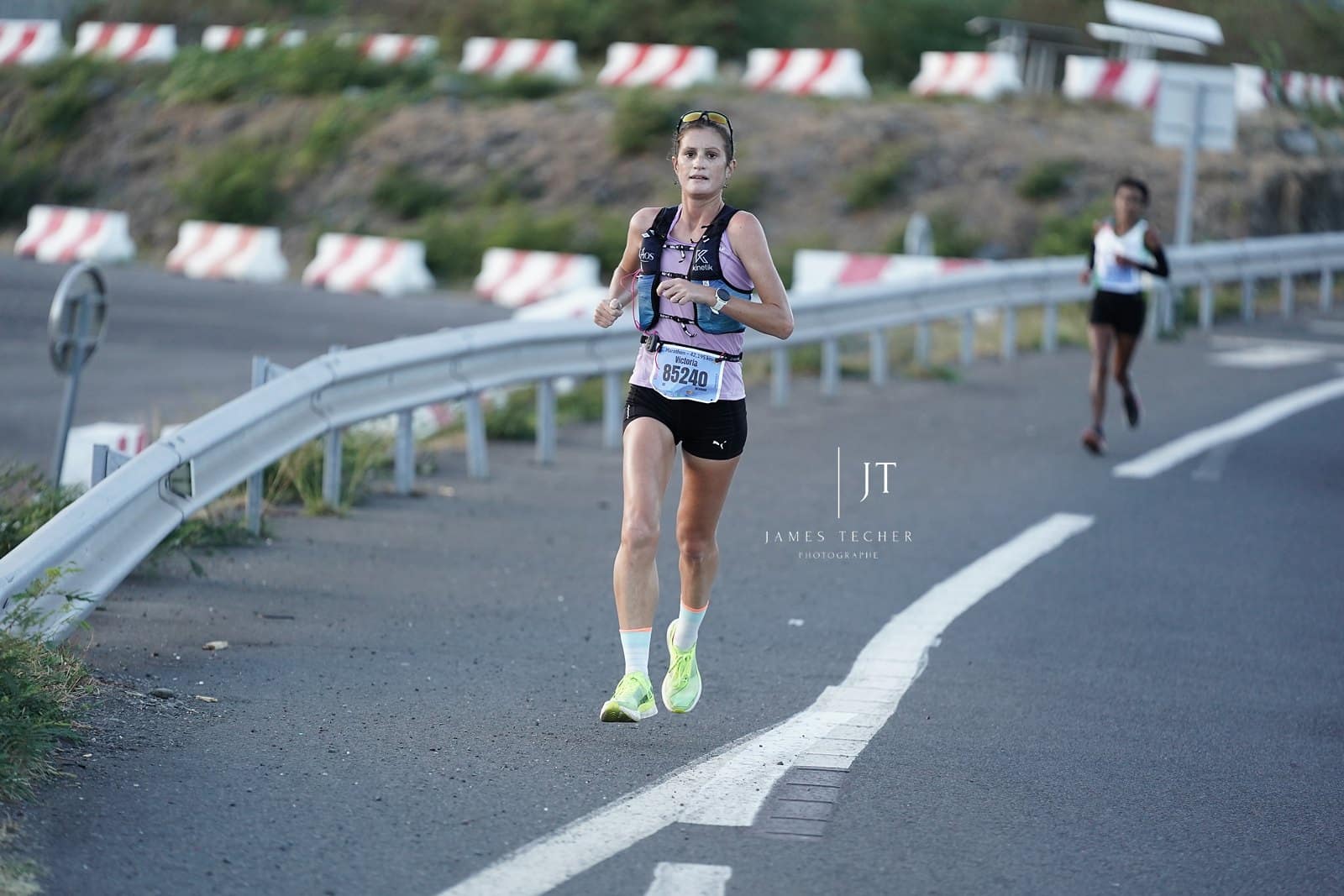 Ce dimanche 10 août 2025, l’île de La Réunion s’est réveillée au au rythme des coureurs. Au petit matin, plusieurs centaines de coureurs ont pris le départ du Marathon de la Corniche dans un décor spectaculaire le long de l’océan indien. Parmi les participants, deux athlètes bien connus du running français avaient fait le déplacement : Anaïs Quemener et Guillaume Ruel. Et ils n’ont pas fait le voyage pour rien, puisqu’ils ont tous les deux décroché la victoire, en 2h51’34 pour Anaïs et 2h24’38 pour Guillaume. Cette édition a offert un beau spectacle marqué par la performance, le partage et surtout, un cadre à couper le souffle.