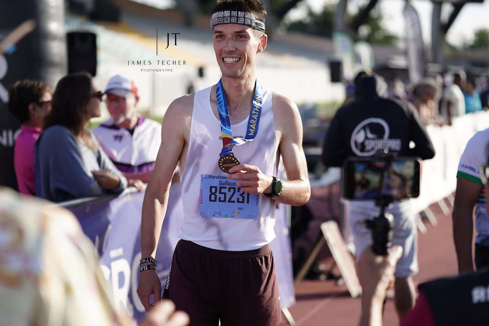 Ce dimanche 10 août 2025, l’île de La Réunion s’est réveillée au au rythme des coureurs. Au petit matin, plusieurs centaines de coureurs ont pris le départ du Marathon de la Corniche dans un décor spectaculaire le long de l’océan indien. Parmi les participants, deux athlètes bien connus du running français avaient fait le déplacement : Anaïs Quemener et Guillaume Ruel. Et ils n’ont pas fait le voyage pour rien, puisqu’ils ont tous les deux décroché la victoire, en 2h51’34 pour Anaïs et 2h24’38 pour Guillaume. Cette édition a offert un beau spectacle marqué par la performance, le partage et surtout, un cadre à couper le souffle.