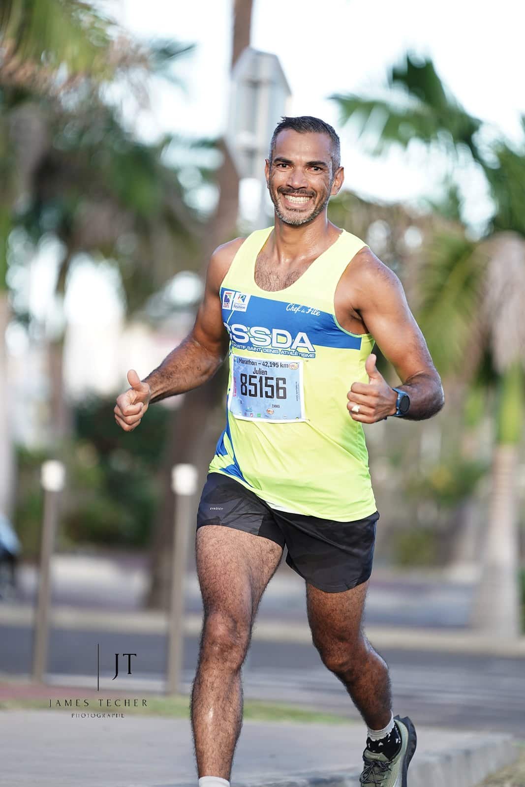 Ce dimanche 10 août 2025, l’île de La Réunion s’est réveillée au au rythme des coureurs. Au petit matin, plusieurs centaines de coureurs ont pris le départ du Marathon de la Corniche dans un décor spectaculaire le long de l’océan indien. Parmi les participants, deux athlètes bien connus du running français avaient fait le déplacement : Anaïs Quemener et Guillaume Ruel. Et ils n’ont pas fait le voyage pour rien, puisqu’ils ont tous les deux décroché la victoire, en 2h51’34 pour Anaïs et 2h24’38 pour Guillaume. Cette édition a offert un beau spectacle marqué par la performance, le partage et surtout, un cadre à couper le souffle.