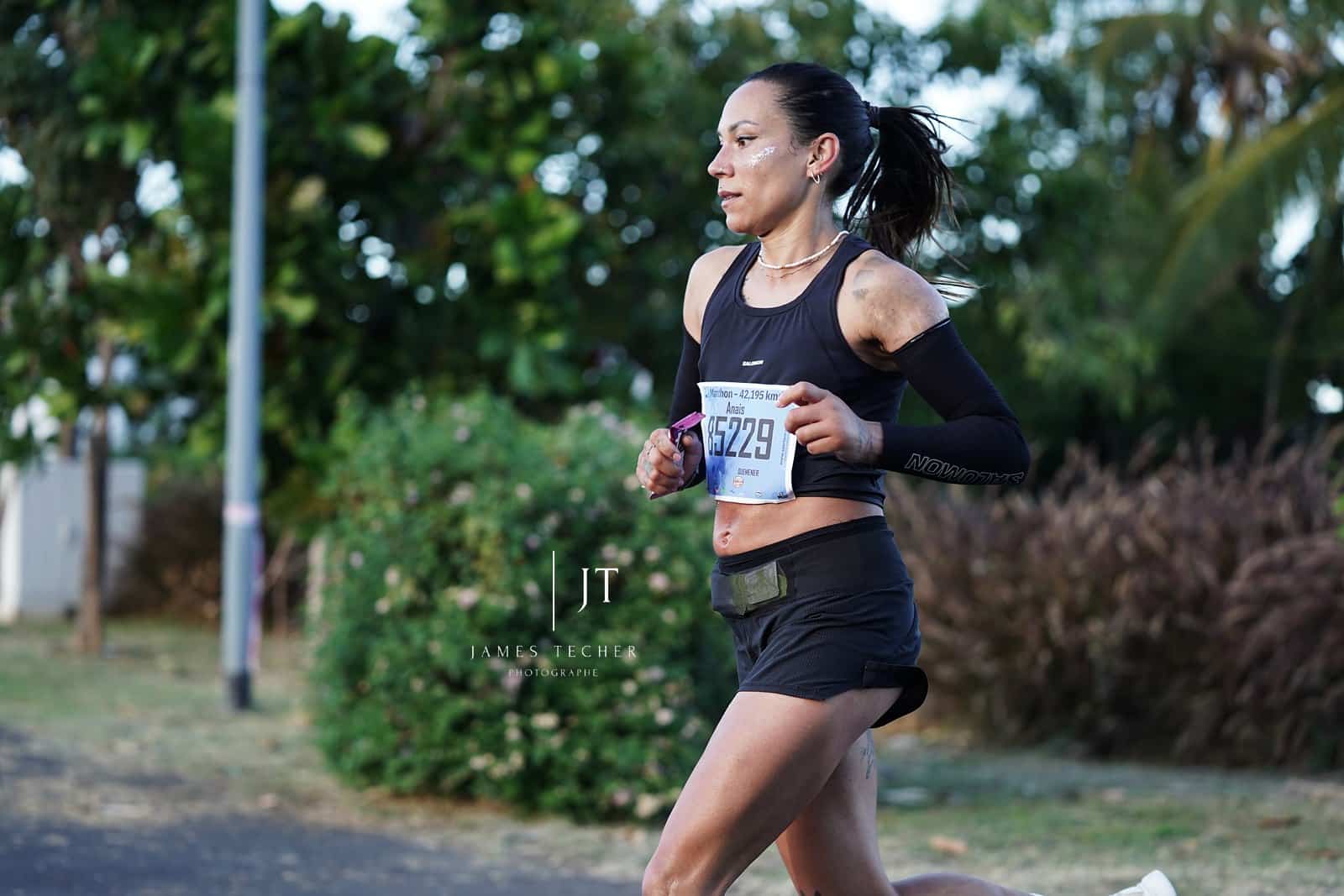 Ce dimanche 10 août 2025, l’île de La Réunion s’est réveillée au au rythme des coureurs. Au petit matin, plusieurs centaines de coureurs ont pris le départ du Marathon de la Corniche dans un décor spectaculaire le long de l’océan indien. Parmi les participants, deux athlètes bien connus du running français avaient fait le déplacement : Anaïs Quemener et Guillaume Ruel. Et ils n’ont pas fait le voyage pour rien, puisqu’ils ont tous les deux décroché la victoire, en 2h51’34 pour Anaïs et 2h24’38 pour Guillaume. Cette édition a offert un beau spectacle marqué par la performance, le partage et surtout, un cadre à couper le souffle.