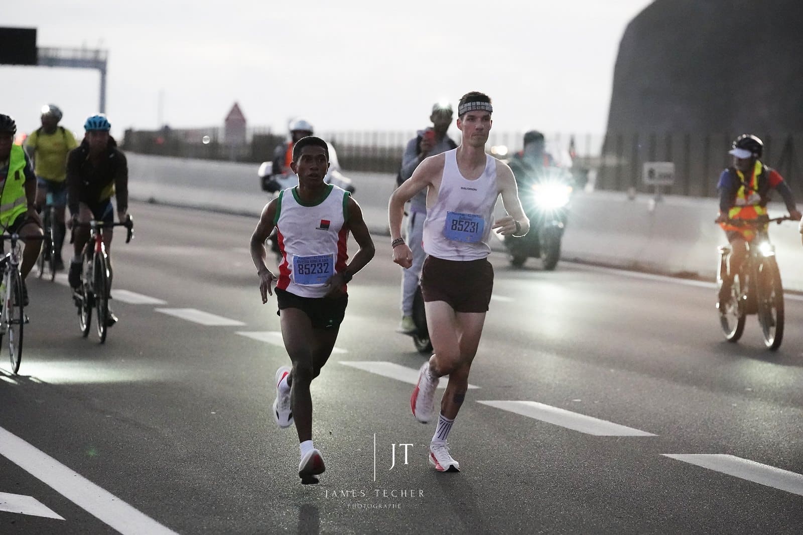 Ce dimanche 10 août 2025, l’île de La Réunion s’est réveillée au au rythme des coureurs. Au petit matin, plusieurs centaines de coureurs ont pris le départ du Marathon de la Corniche dans un décor spectaculaire le long de l’océan indien. Parmi les participants, deux athlètes bien connus du running français avaient fait le déplacement : Anaïs Quemener et Guillaume Ruel. Et ils n’ont pas fait le voyage pour rien, puisqu’ils ont tous les deux décroché la victoire, en 2h51’34 pour Anaïs et 2h24’38 pour Guillaume. Cette édition a offert un beau spectacle marqué par la performance, le partage et surtout, un cadre à couper le souffle.