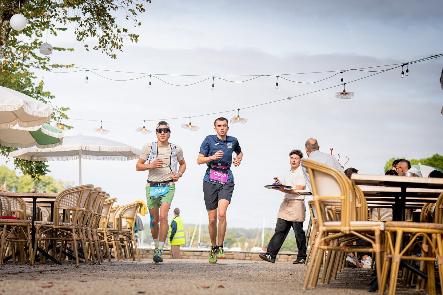 Il y a des marathons qui ne sont pas juste des courses, mais de véritables expériences collectives. Ce week-end, la 25e édition du Marathon de Vannes a rassemblé passionnés, novices, relayeurs, familles et curieux sur les routes du Morbihan. Ambiance populaire, paysages de carte postale et performances solides. L’épreuve a encore confirmé pourquoi elle est devenue un incontournable de l’automne breton.