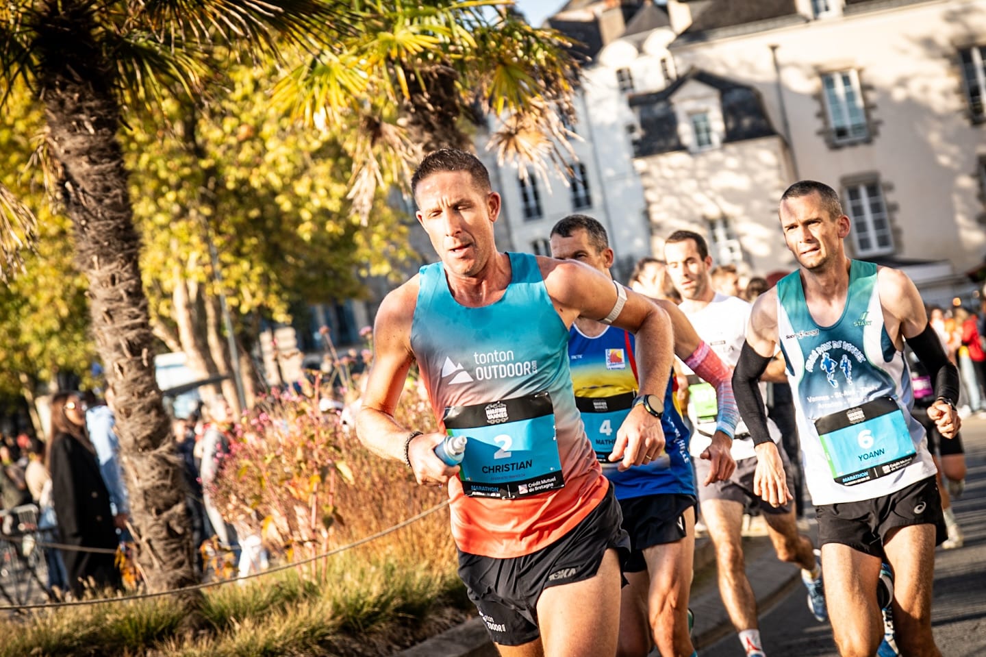 Il y a des marathons qui ne sont pas juste des courses, mais de véritables expériences collectives. Ce week-end, la 25e édition du Marathon de Vannes a rassemblé passionnés, novices, relayeurs, familles et curieux sur les routes du Morbihan. Ambiance populaire, paysages de carte postale et performances solides. L’épreuve a encore confirmé pourquoi elle est devenue un incontournable de l’automne breton.