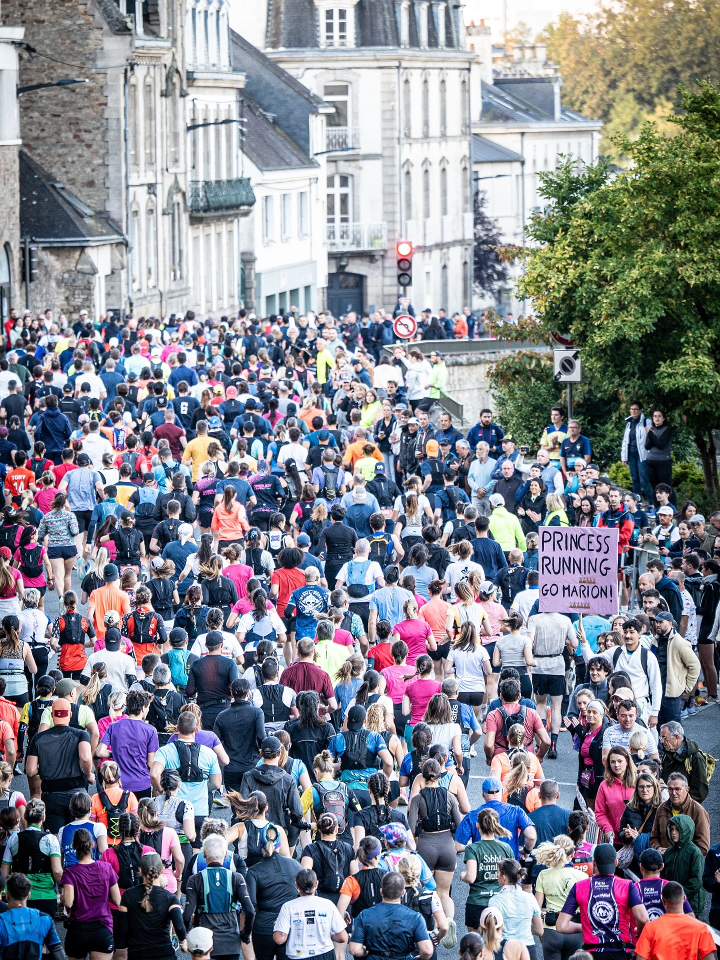Il y a des marathons qui ne sont pas juste des courses, mais de véritables expériences collectives. Ce week-end, la 25e édition du Marathon de Vannes a rassemblé passionnés, novices, relayeurs, familles et curieux sur les routes du Morbihan. Ambiance populaire, paysages de carte postale et performances solides. L’épreuve a encore confirmé pourquoi elle est devenue un incontournable de l’automne breton.
