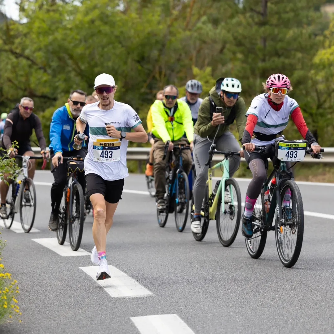 À Millau, chaque fin septembre est une promesse de démesure. Ce week-end, la doyenne des courses d’ultra en France a une nouvelle fois tenu son rang. Pour sa 53e édition, les 100 km de Millau ont offert un scénario d’exception : Stéphanie Gicquel a pulvérisé son record personnel, tandis que Benjamin Polin a fait tomber un chrono vieux de trente-cinq ans, sans oublier les résultats supersoniques des marathoniens. Entre le froid glacial du matin, les pentes cassantes du col de Tiergues et l’ambiance unique de l’Aveyron, Millau a rappelé pourquoi elle reste la Mecque du centbornard.