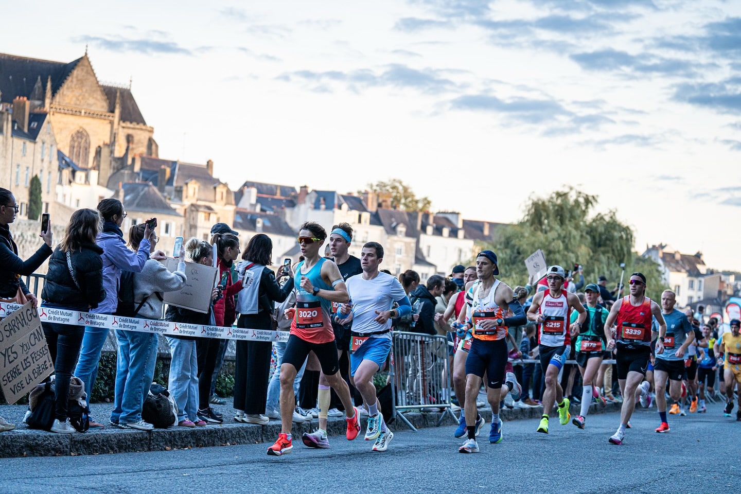 Il y a des marathons qui ne sont pas juste des courses, mais de véritables expériences collectives. Ce week-end, la 25e édition du Marathon de Vannes a rassemblé passionnés, novices, relayeurs, familles et curieux sur les routes du Morbihan. Ambiance populaire, paysages de carte postale et performances solides. L’épreuve a encore confirmé pourquoi elle est devenue un incontournable de l’automne breton.