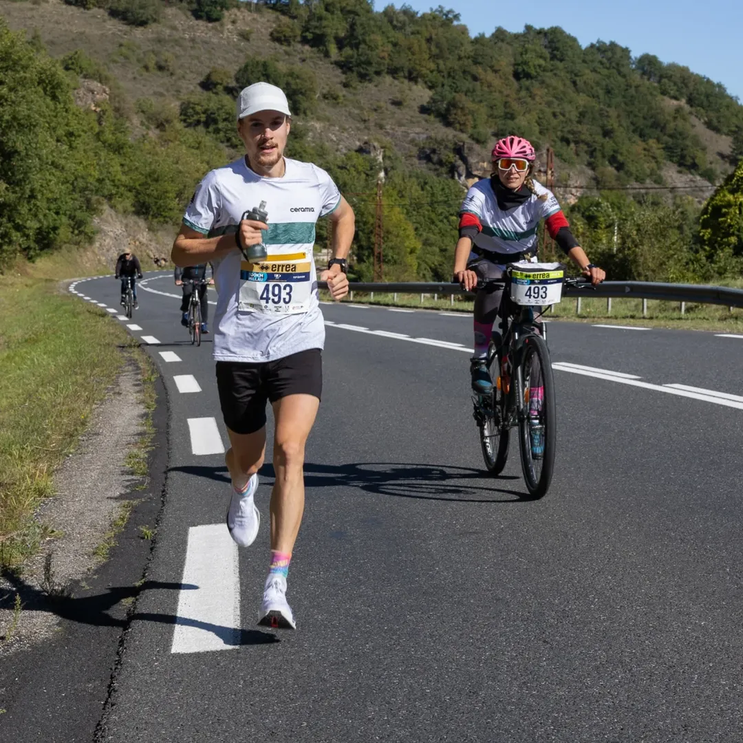 À Millau, chaque fin septembre est une promesse de démesure. Ce week-end, la doyenne des courses d’ultra en France a une nouvelle fois tenu son rang. Pour sa 53e édition, les 100 km de Millau ont offert un scénario d’exception : Stéphanie Gicquel a pulvérisé son record personnel, tandis que Benjamin Polin a fait tomber un chrono vieux de trente-cinq ans, sans oublier les résultats supersoniques des marathoniens. Entre le froid glacial du matin, les pentes cassantes du col de Tiergues et l’ambiance unique de l’Aveyron, Millau a rappelé pourquoi elle reste la Mecque du centbornard.