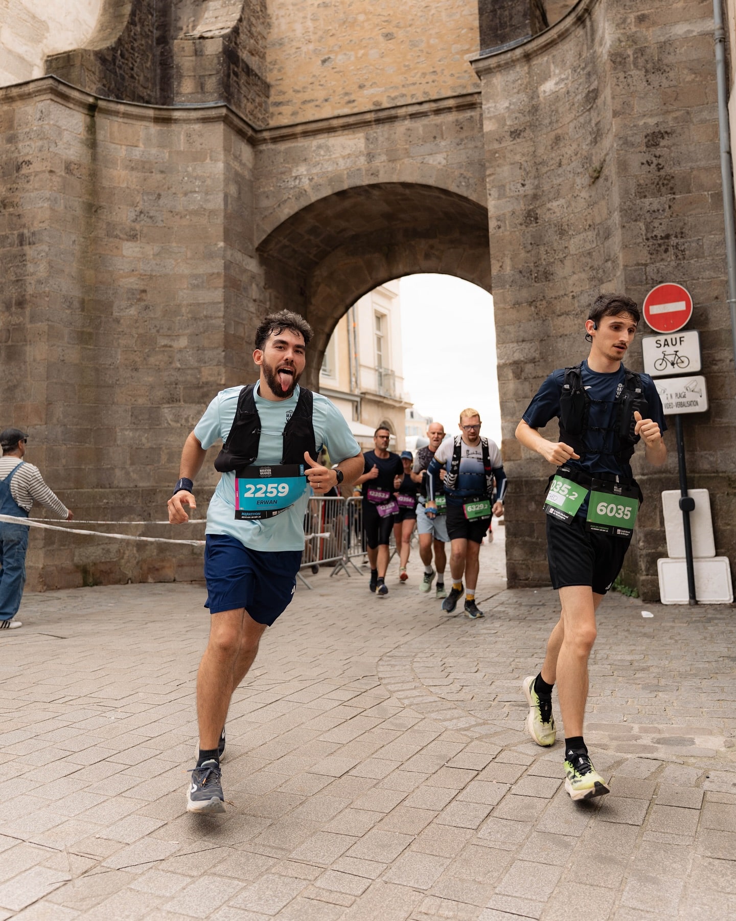 Il y a des marathons qui ne sont pas juste des courses, mais de véritables expériences collectives. Ce week-end, la 25e édition du Marathon de Vannes a rassemblé passionnés, novices, relayeurs, familles et curieux sur les routes du Morbihan. Ambiance populaire, paysages de carte postale et performances solides. L’épreuve a encore confirmé pourquoi elle est devenue un incontournable de l’automne breton.