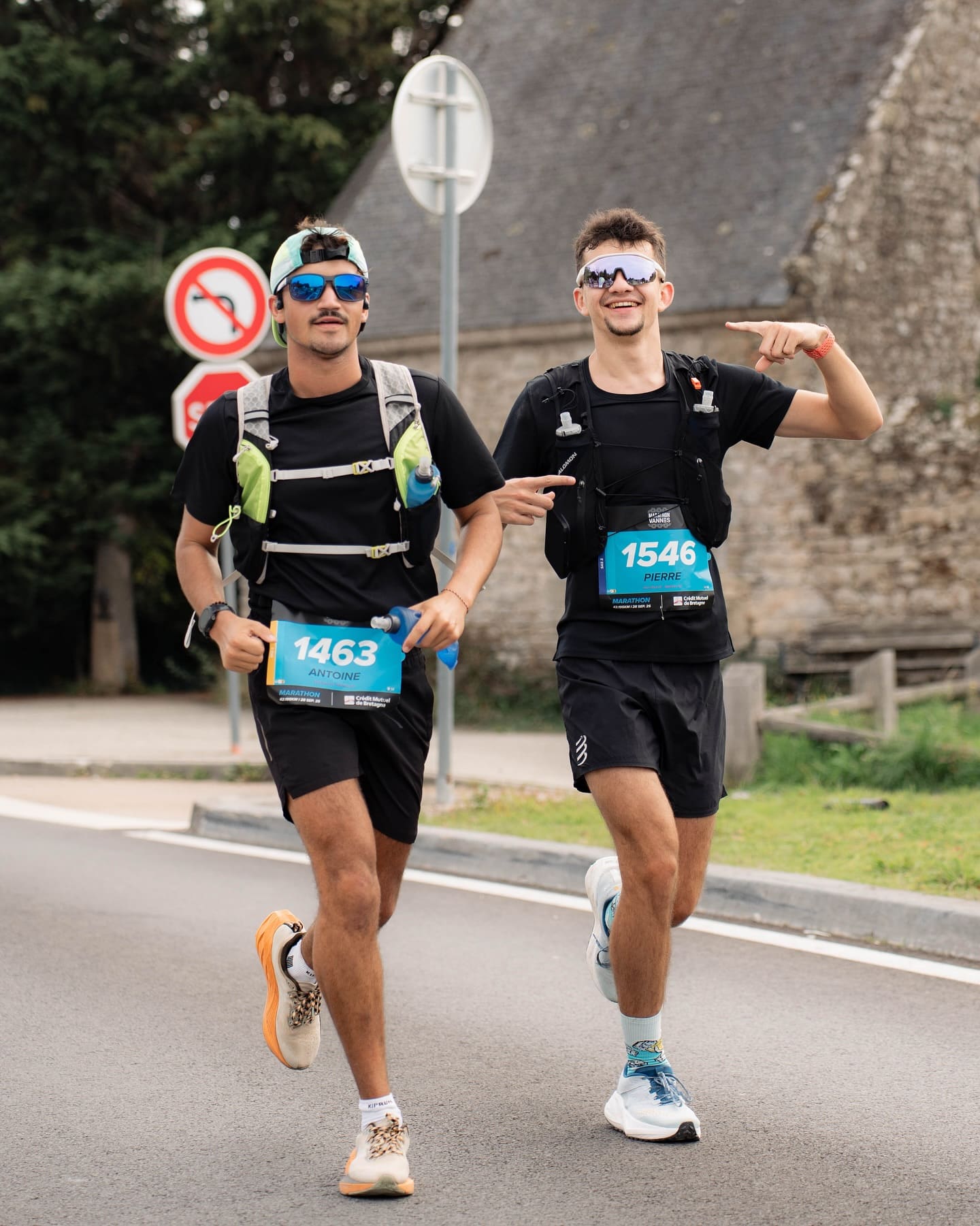 Il y a des marathons qui ne sont pas juste des courses, mais de véritables expériences collectives. Ce week-end, la 25e édition du Marathon de Vannes a rassemblé passionnés, novices, relayeurs, familles et curieux sur les routes du Morbihan. Ambiance populaire, paysages de carte postale et performances solides. L’épreuve a encore confirmé pourquoi elle est devenue un incontournable de l’automne breton.