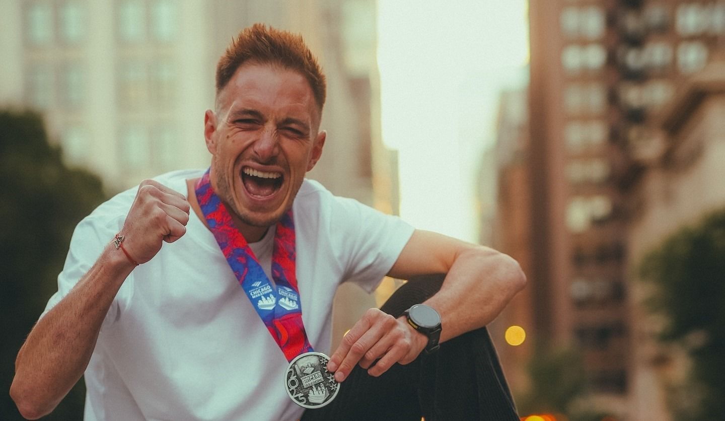 Dorian Louvet sourire aux lèvres et médaille autour du cou à Chicago.