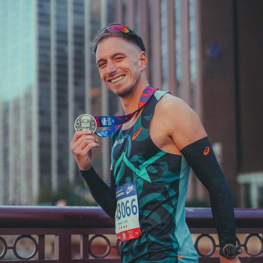 Dorian Louvet entre dans la légende en bouclant les 7 World Marathon Majors en une seule année, tous courus sous les 2h30.
