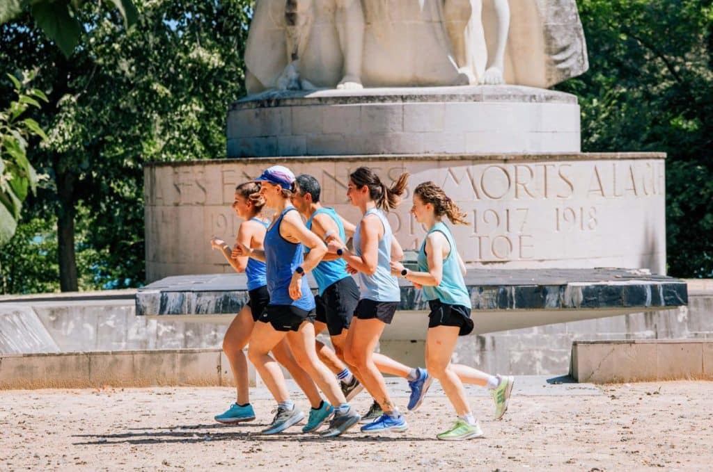Campus, la célèbre application de coaching, a récemment publié la deuxième édition de sa grande enquête sur le running. L’occasion d’en savoir plus sur les tendances du running en 2025, une activité en plein boom. Allure moyenne, distance parcourue, volume d’entraînement, course préférée... Tour d’horizon des habitudes qui façonnent la pratique de la course à pied en France.